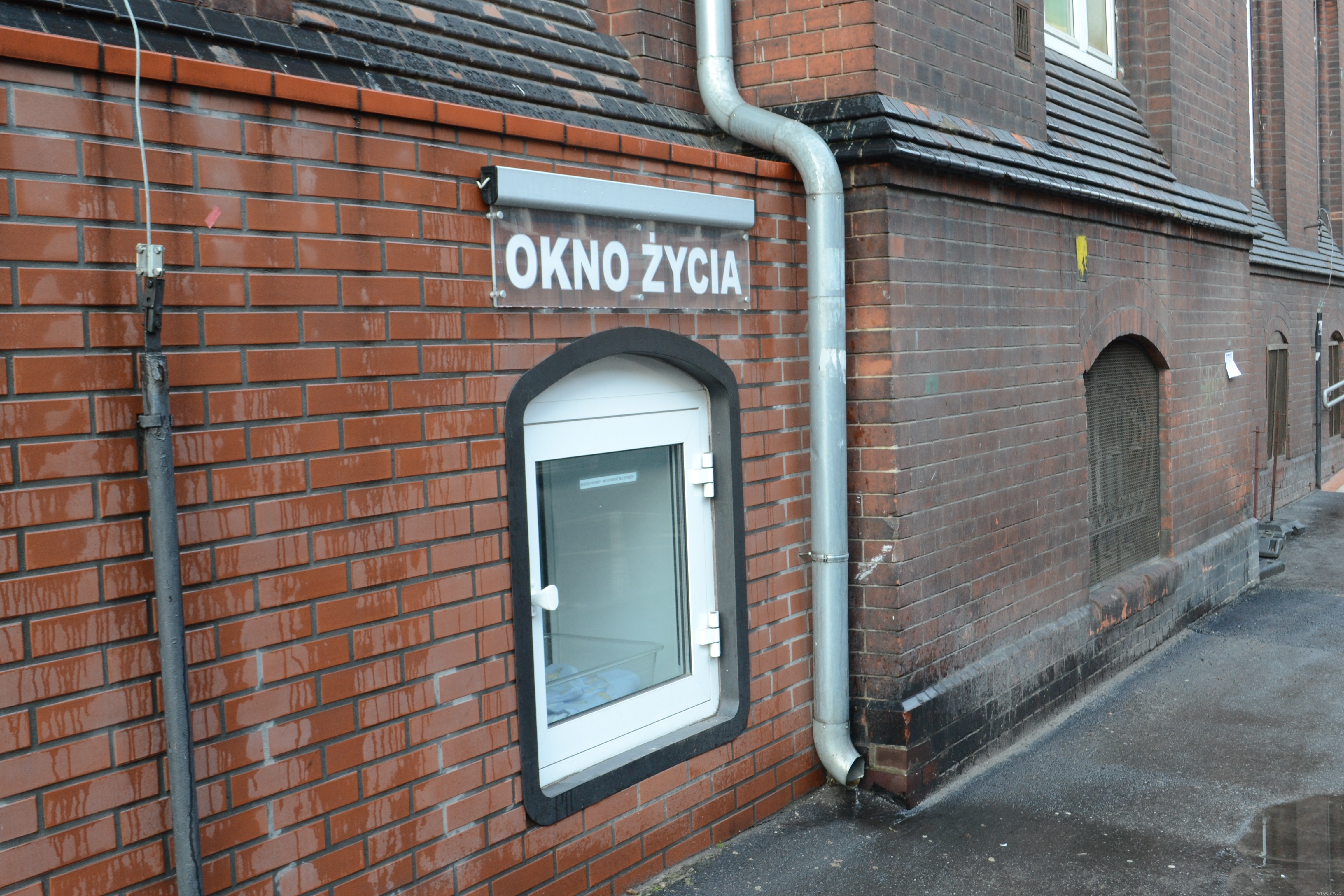 Dziewczynka w oknie życia | www.wroclaw.pl 