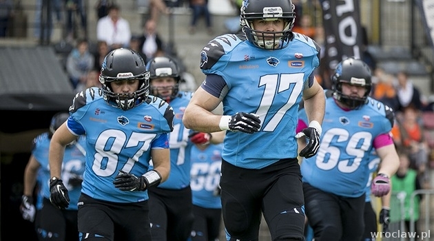 Trening futbolu amerykańskiego ze szkoleniowcami ligi NFL