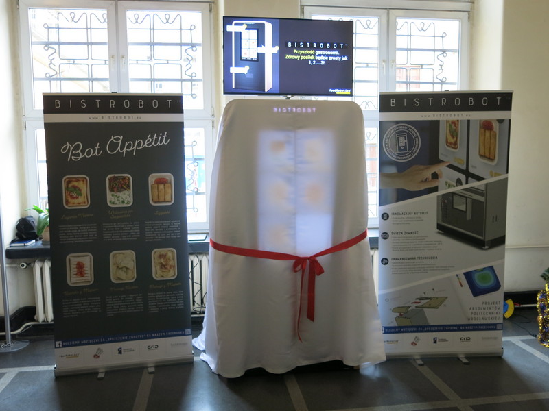 To pierwszy - zdaniem producentów - tak zaawansowany technologicznie automat do wydania posiłków na świecie, fot. Bartosz Moch