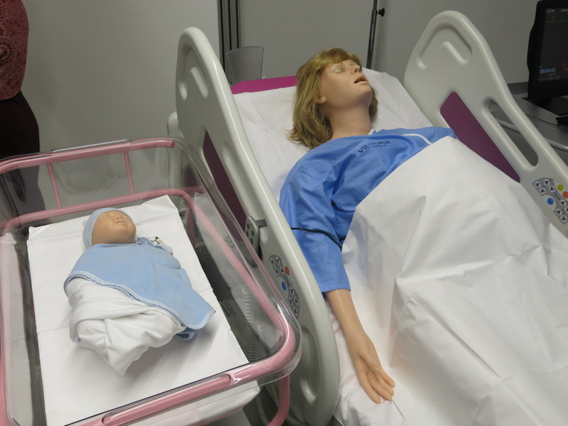 Studenci w sali porodowej będą mogli przećwiczyć ponad 40 różnych scenariuszy odbioru porodu, fot. Bartosz Moch