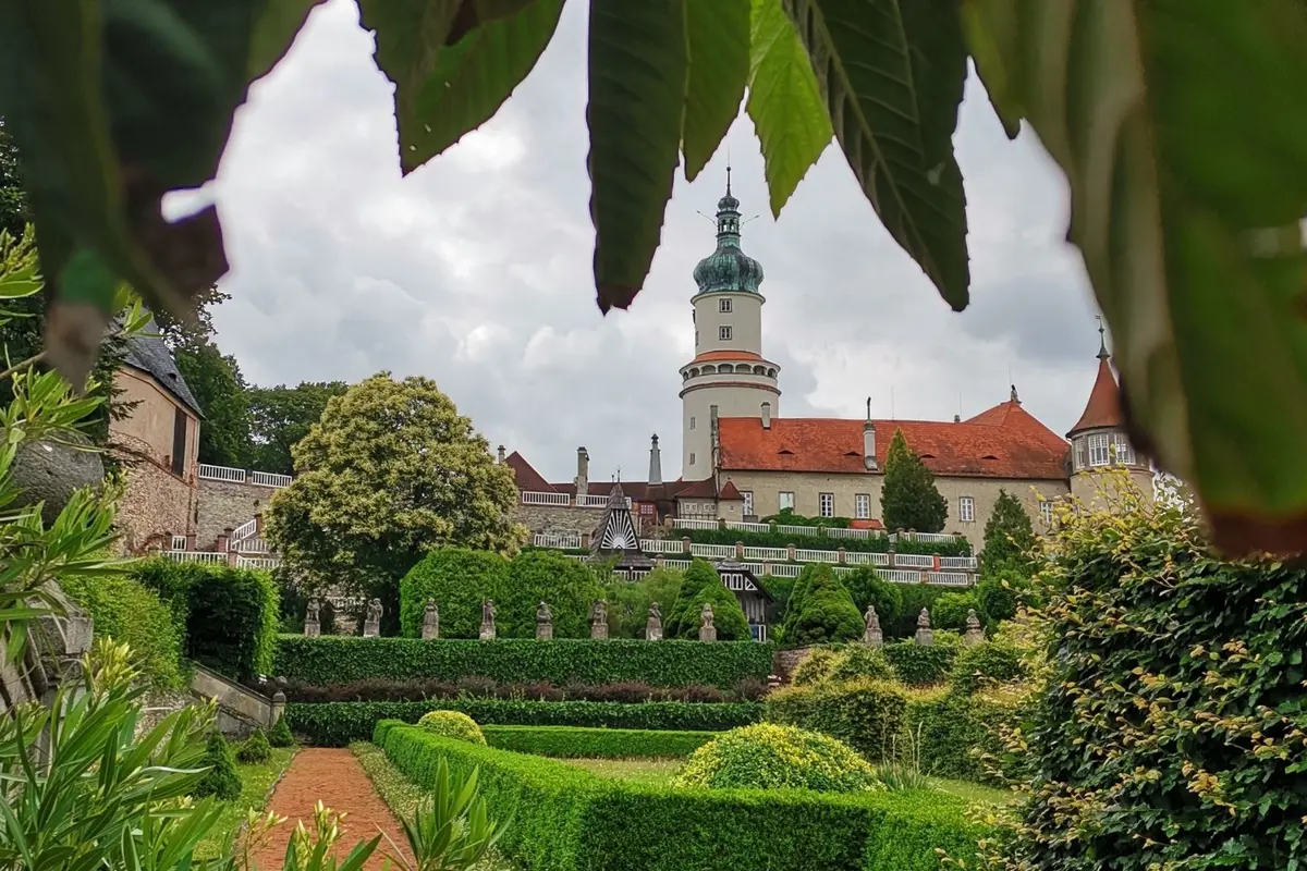Turistické zajímavosti v ČR a Německu Litinová rozhledna Zámek Lobauer Nové Město nad Metují Chata Peklo