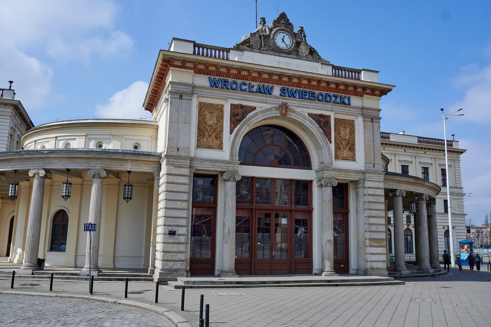 https://www.wroclaw.pl/beta2/files/news/399836/main/dworzec-swiebodzki.jpg
