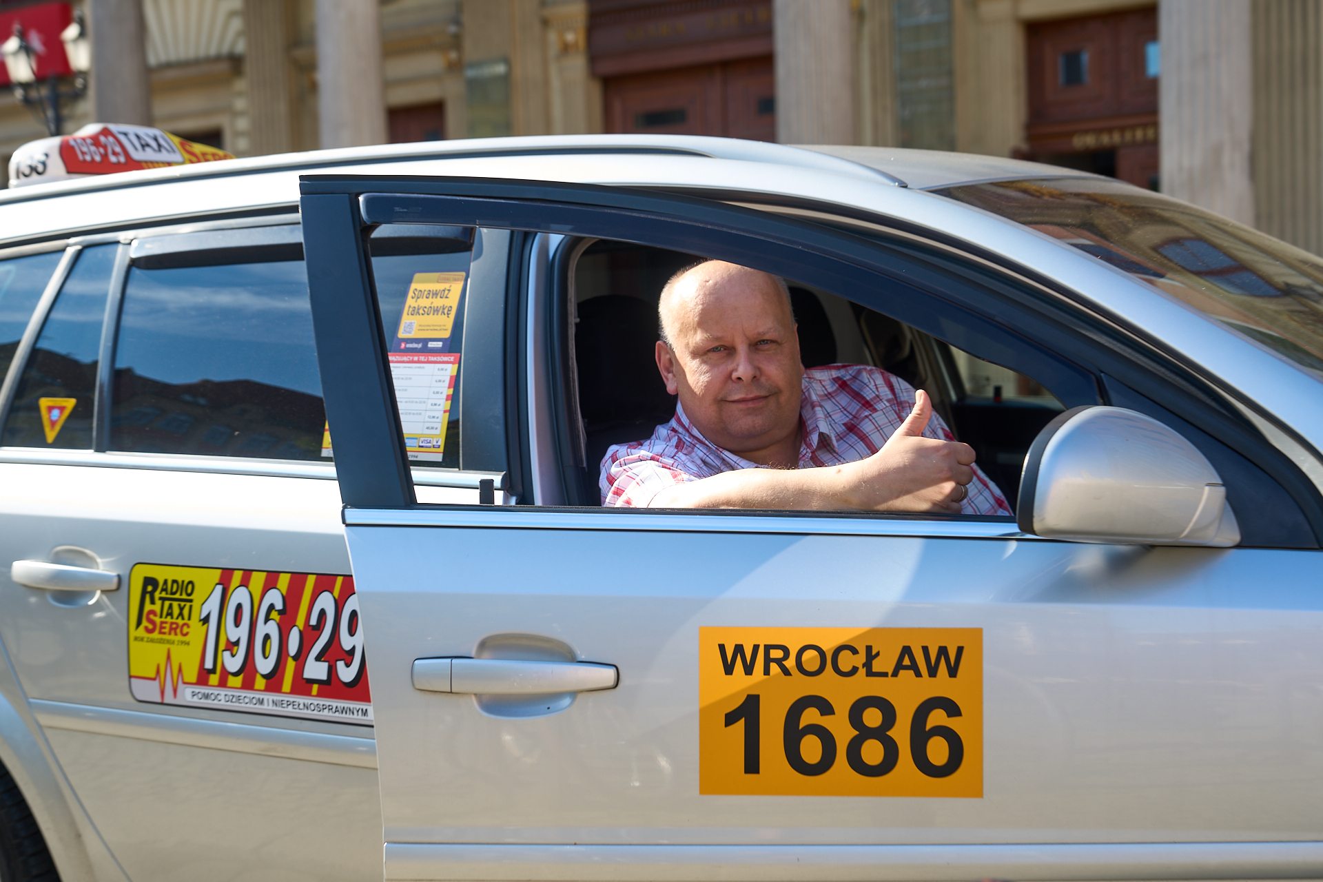 https://www.wroclaw.pl/beta2/files/news/625223/main/Legalna-Taksowka-Portret-Rafal-Zawisza-Taksowkarz-Prezes-Korporacji-Taxi-Serc-20.08.2024-10_2.jpg