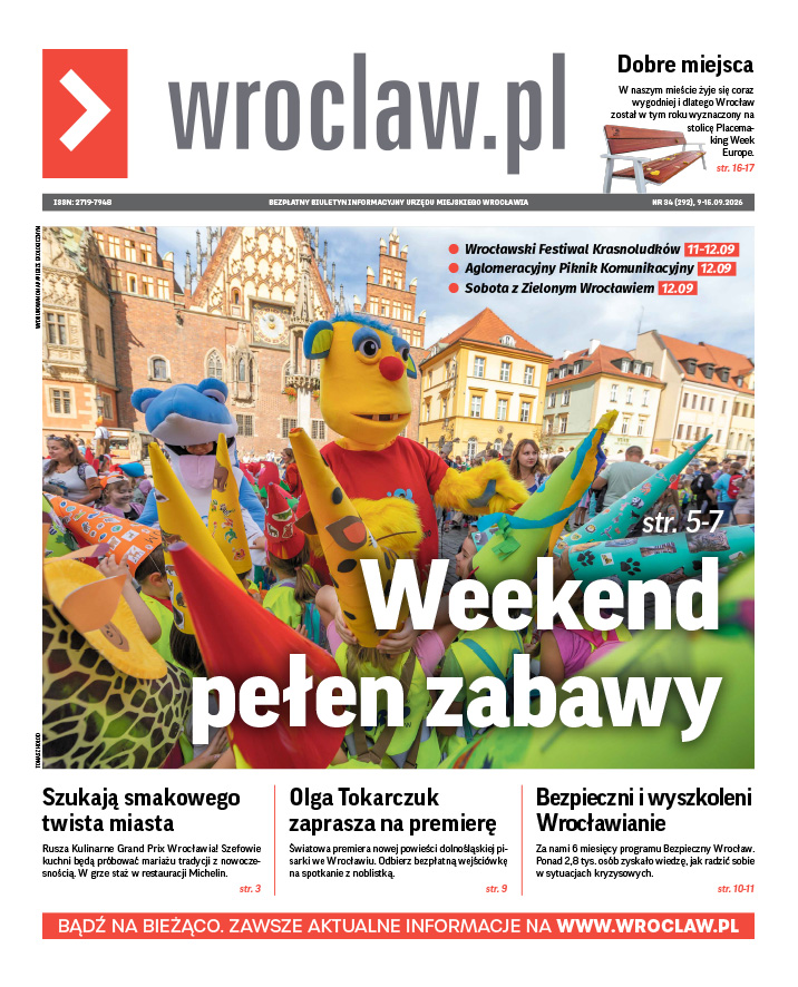 Zdjecie okładki biuletynu - Na wrocławskim Rynku stoi duża żółta maskotka w czerwonej koszulce z napisem "Kolejkowo" otoczona dziećmi z kolorowymi krasnalowymi czapkami na głowach