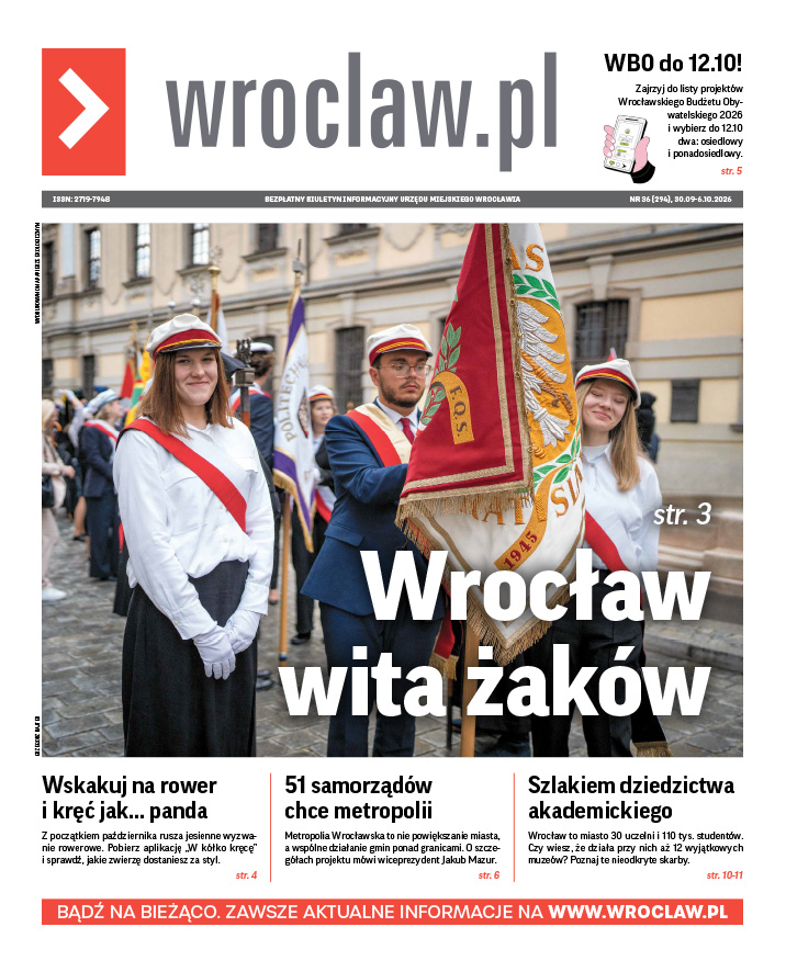 Zdjecie okładki biuletynu - Troje młodych ludzi w strojach akademickich w poczcie sztandarowym ze sztandarem Politechniki Wrocławskiej