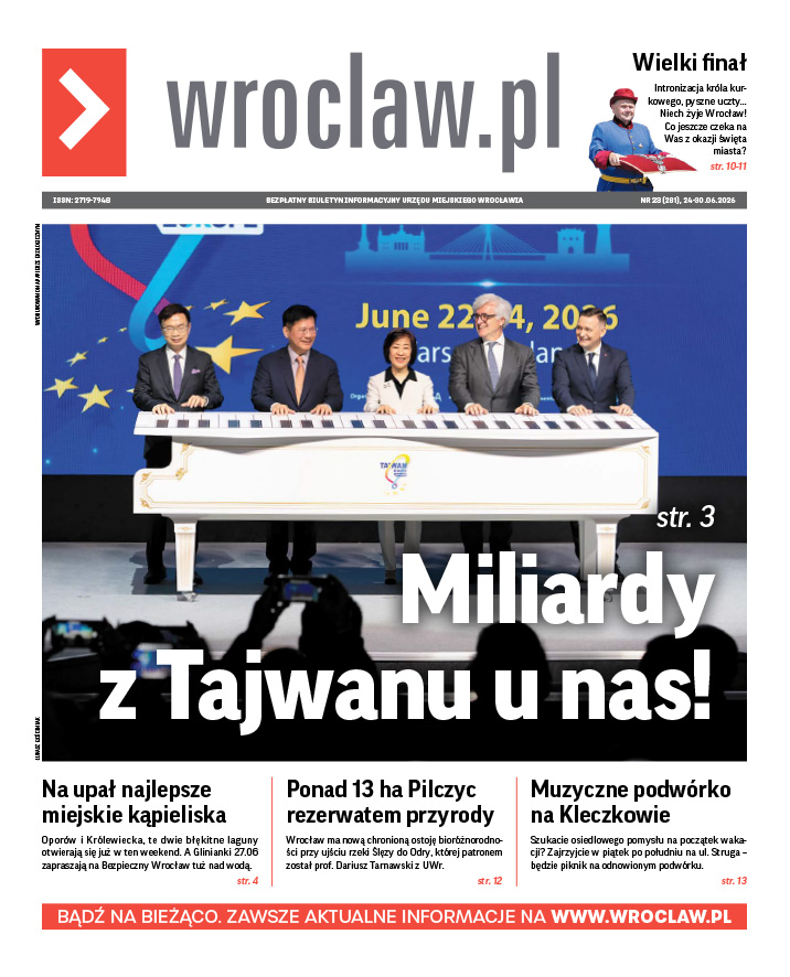 Zdjecie okładki biuletynu - Na scenie za pulpitem w kształcie białego fortepianu stoi 5 uśmiechniętych ludzi z rękami na rzekomych klawiszach: troje Azjatów i dwóch Europejczyków; pod spodem napis: "Miliardy z Tajwanu u nas!"