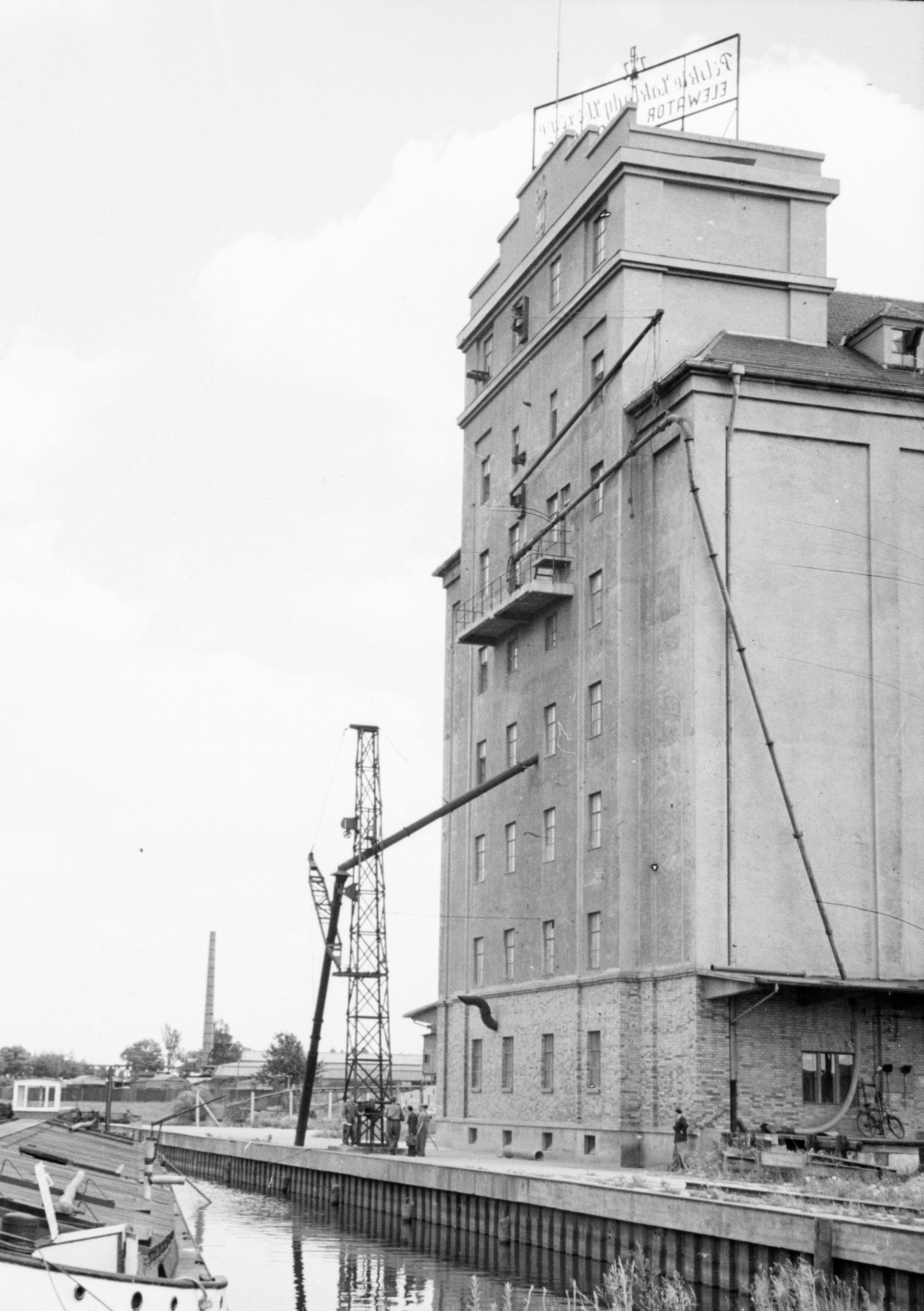 Zabytkowy elewator zbożowy na wrocławskim Kleczkowie. Trwa remont