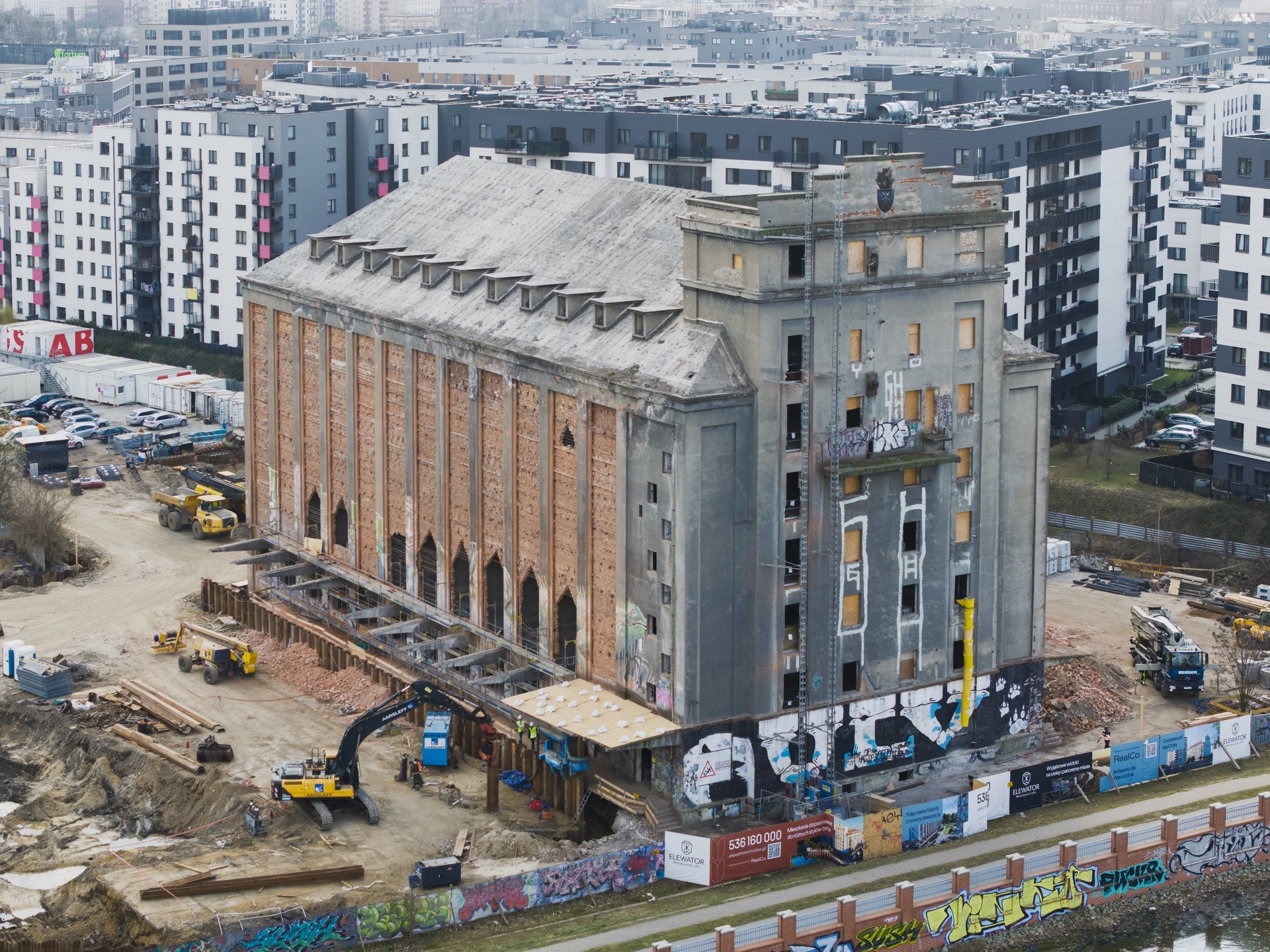 Zabytkowy elewator zbożowy na wrocławskim Kleczkowie. Trwa remont