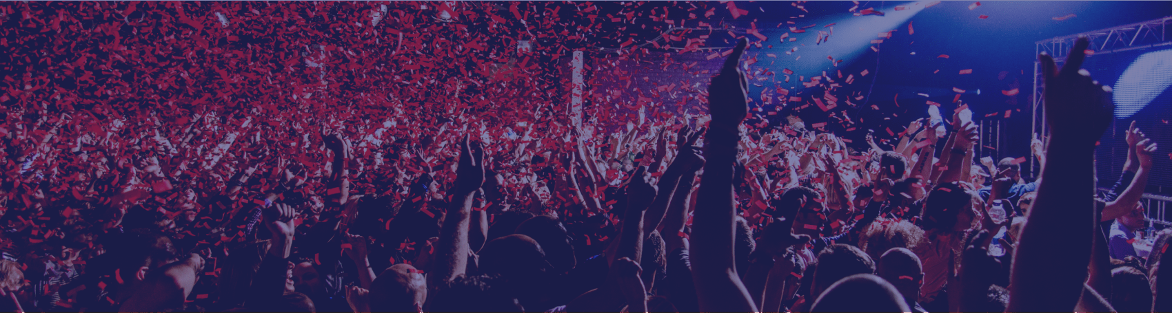 Zdjecie przedstawia ludzi tańczących na festiwalu