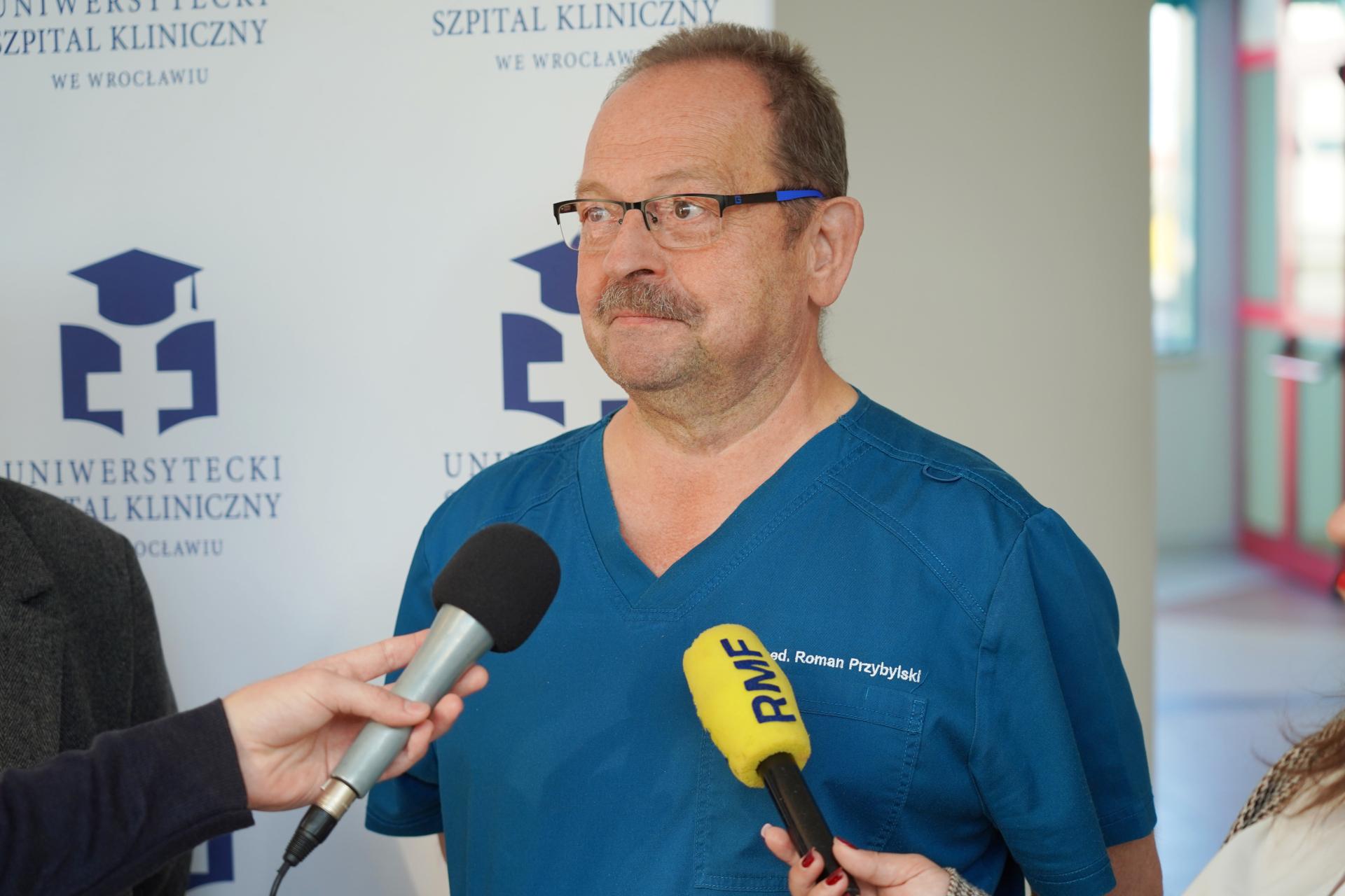 Powiększ obraz: Prof. Roman Przybylski, kierownik kliniki kardiochirurgii w USK.