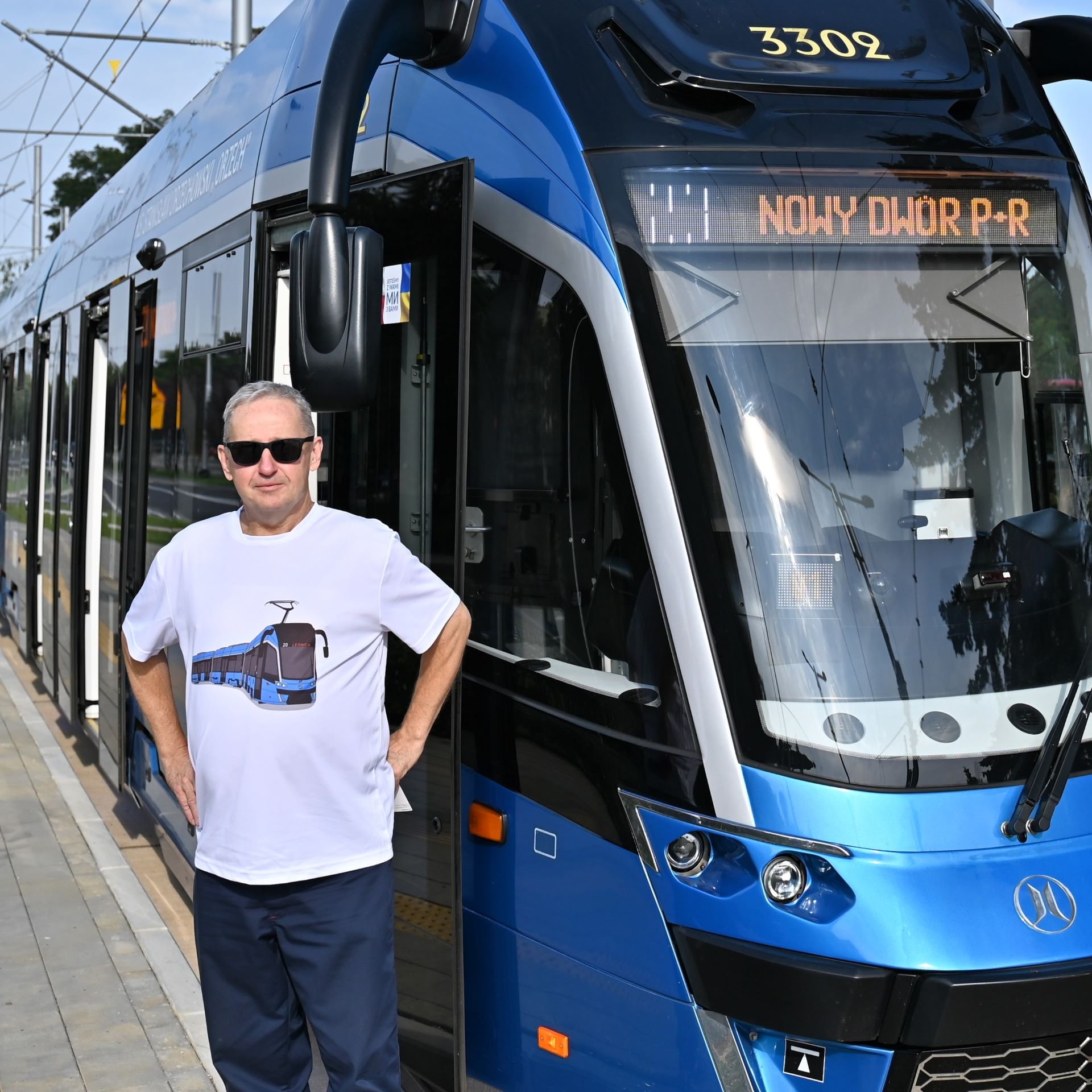 <p>Motorniczy Konrad Fąfara ubrał się odpowiednio do okazji.</p>