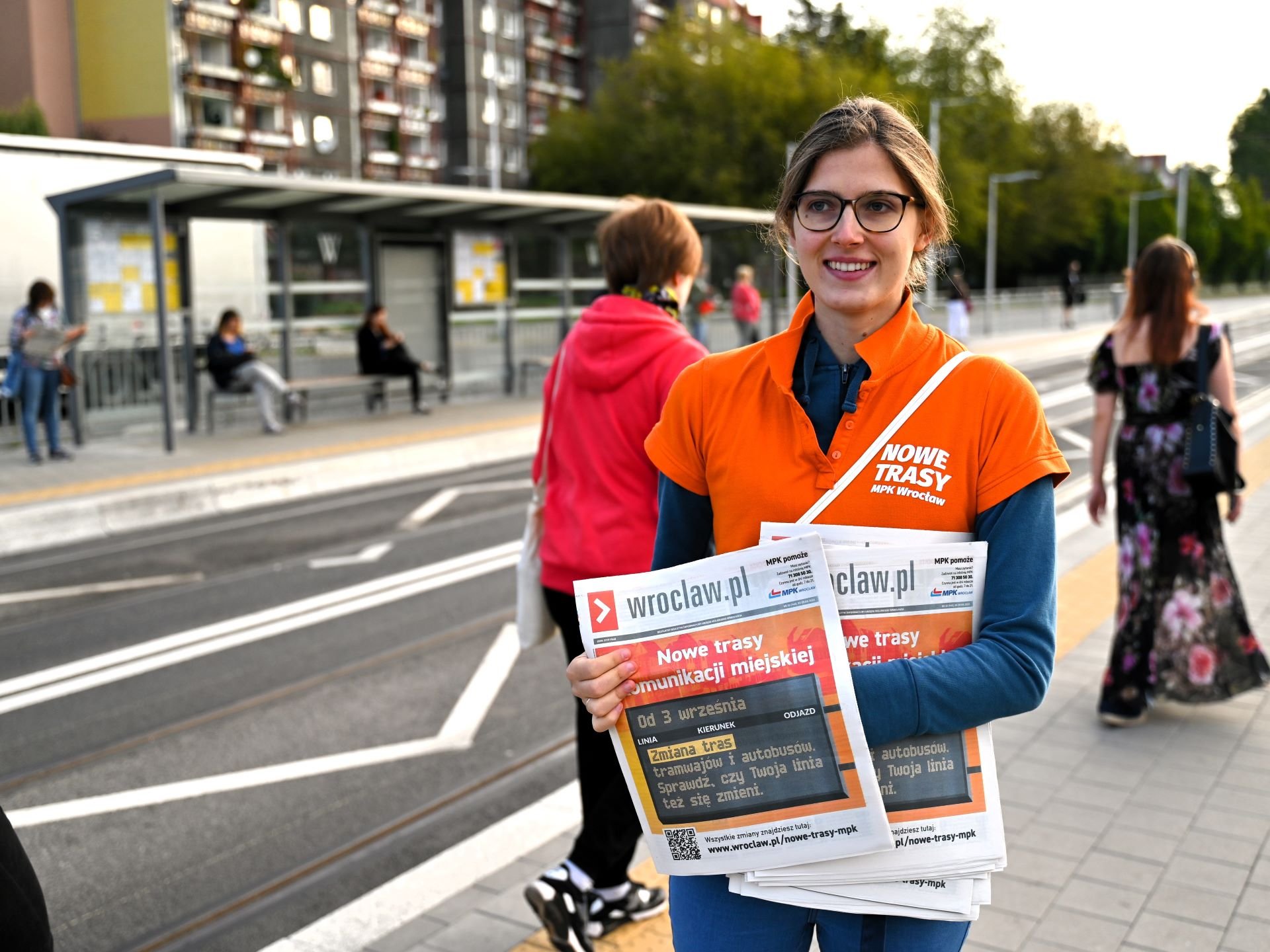 <p>Na "krzyż&oacute;wce" na Nowym Dworze Paulina rozdaje biuletyn wroclaw.pl zawierający informacje o zmianach w MPK.</p>