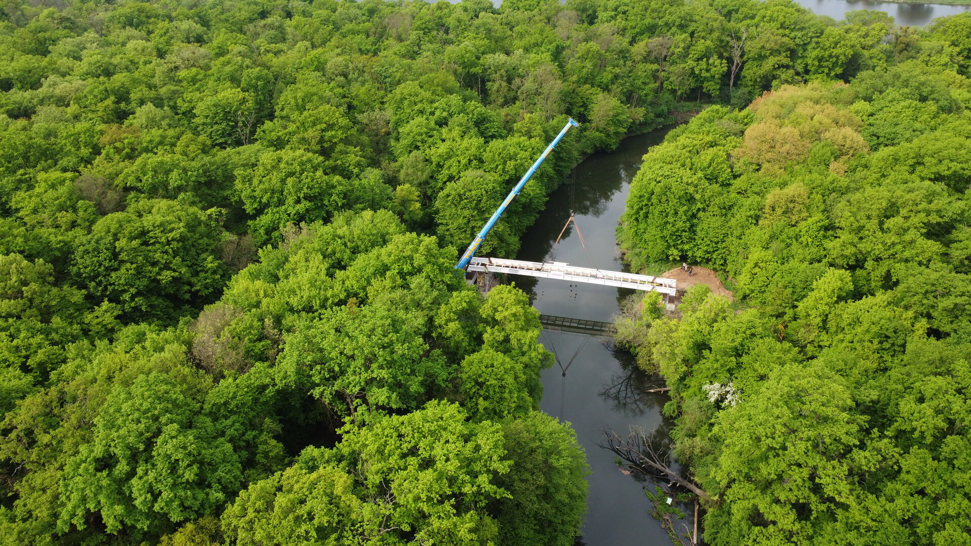 Budowa kładki nad Widawą. Montaż konstrukcji, która połączyła brzegi rzeki. Zdjęcie z 24 kwietnia 2025 r.