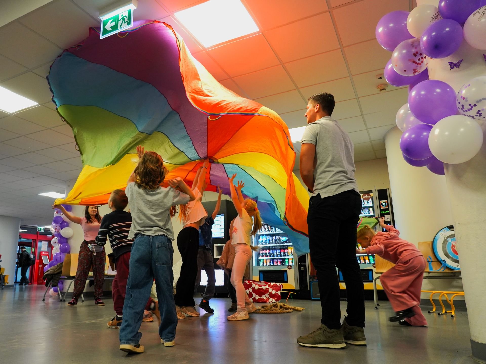Spotkanie kadry USK z rodzicami i wcześniakami, które wyrosły już na wesołe, energiczne dzieciaki