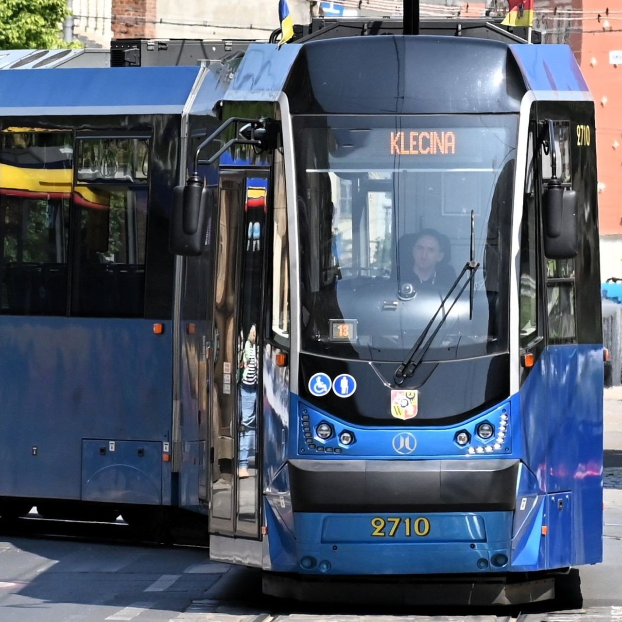 Zdjęcie ilustracyjne: tramwaj MPK jadący w kierunku pętli "Klecina". Pętla o tej nazwie znajduje się na osiedlu Krzyki, tuż przy granicy z Kleciną. Nowa trasa będzie przecinać północną część Kleciny i kończyć się na Oporowie