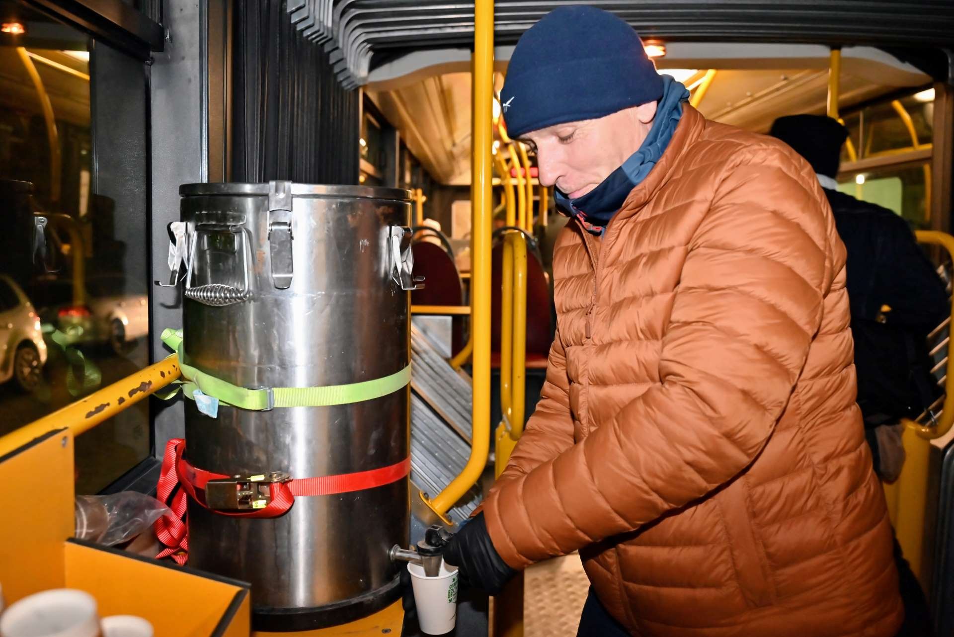 Powiększ obraz: W Streetbusie wolontariusze wydawali średnio 250 ciepłych posiłków dziennie.