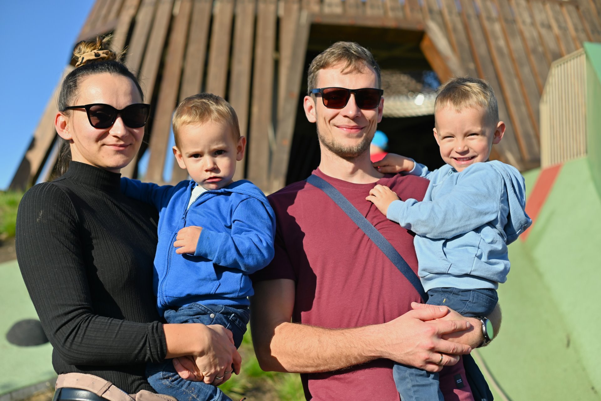 Powiększ obraz: Magdalena i Jacek z dziećmi, Tymonem i Miłoszem. Przyjechali do Średniowiecznego Wrocławia z Jagodna.