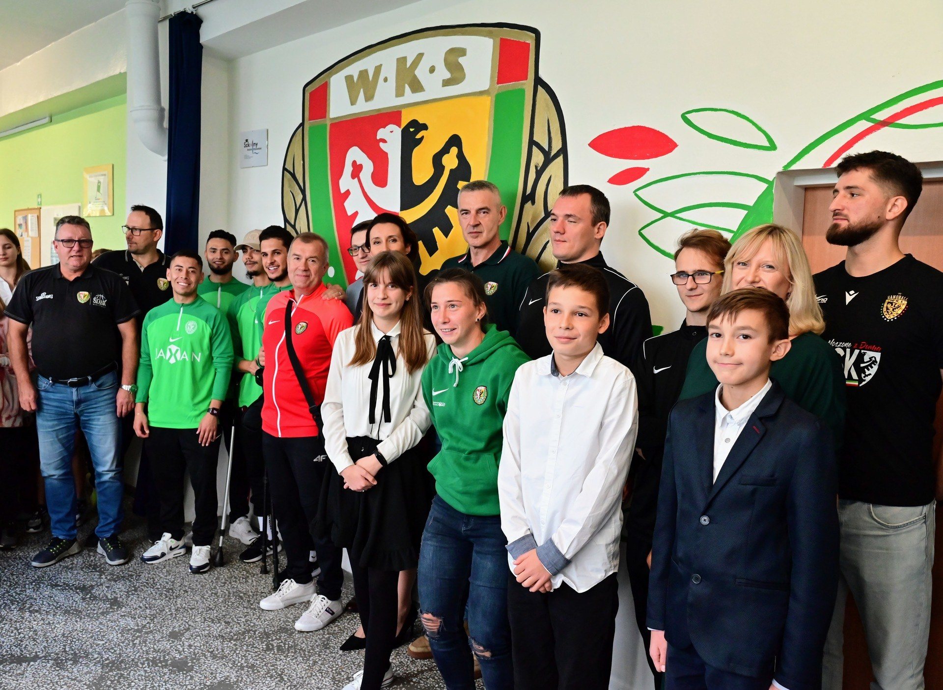Powiększ obraz: Uroczystość odsłonięcia muralu WKS Śląsk w SP 113. Powstał on w ramach Szkolnego Budżetu Obywatelskiego