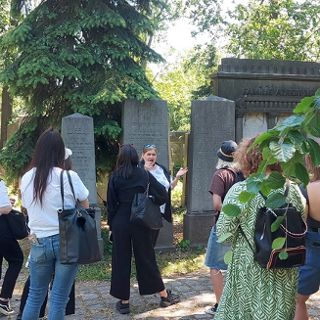 Zdjęcie wydarzenia Oprowadzanie po Starym Cmentarzu Żydowskim z przewodnikiem muzealnym