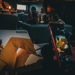 Zdjęcie wydarzenia Pop. Spektakularne sukcesy i ciemne sekrety największych gwiazd muzyki popularnej [wykład]