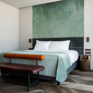 Cyrus Hotel