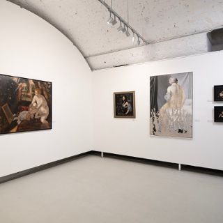 Zdjęcie wydarzenia Oprowadzanie autorsko-kuratorskie po wystawie "Tomasz Poznysz/ Pod skórą" w Galerii Miejskiej