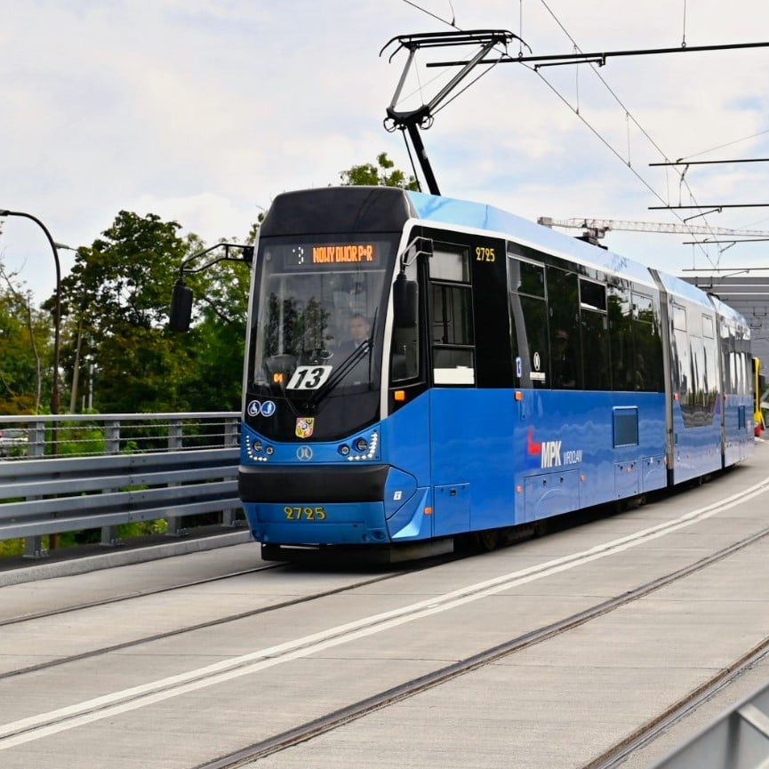 Powiększ obraz: <p>Sentymentalny motorniczy jeździł z przedpotopową drewnianą tablicą za szybą - wspomnieniem dawnych czas&oacute;w.&nbsp;</p>