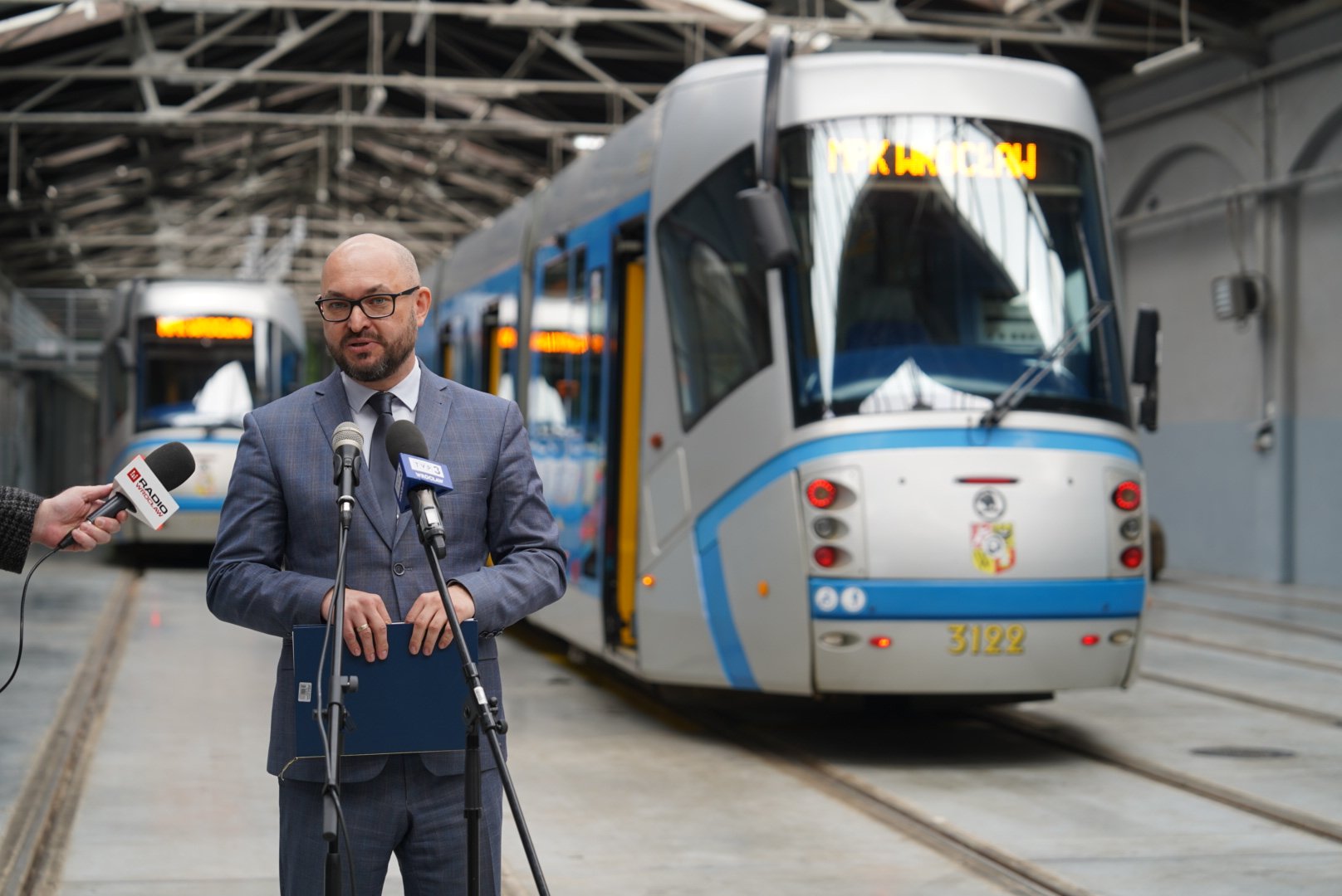 Powiększ obraz: Prezes MPK Witold Woźny zapowiada remont dwukierunkowych tramwajów Skoda 19T.
