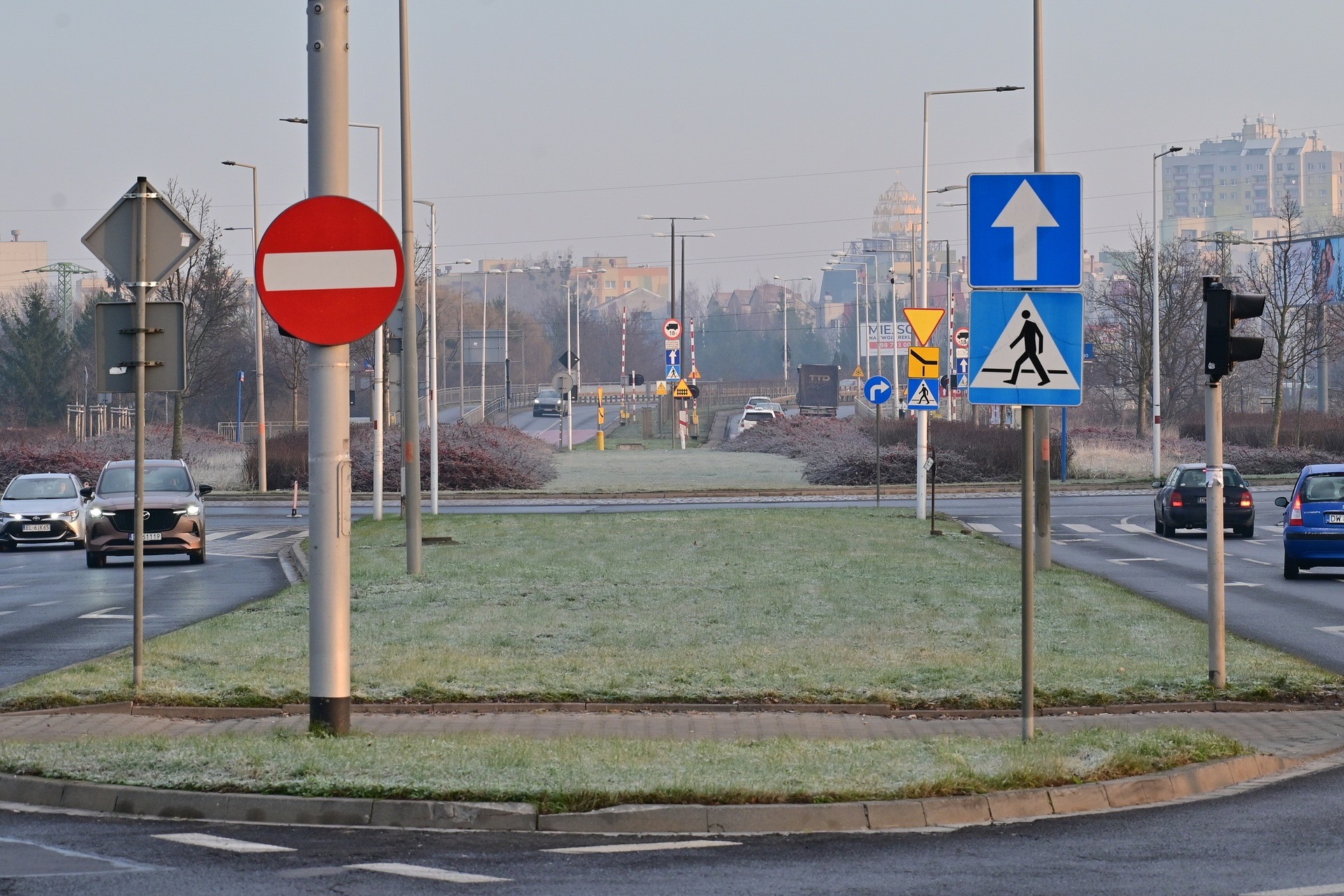 Powiększ obraz: <p>Na tym zdjęciu dobrze widać rezerwę terenu przed i za rondem Pileckiego, kt&oacute;ra zostanie wykorzystana do wybudowania buspasa</p>