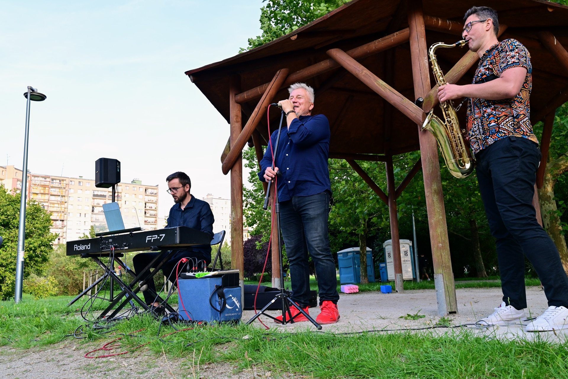 Pierwszy koncert z cyklu "Muzyka w podwórku" zabrzmiał na Gaju w tak zwanym parku słonecznym. Śpiewał Tomasz Krajewski przy akompaniamencie Dominika Mąkosy i Tarasa Bakovskyia