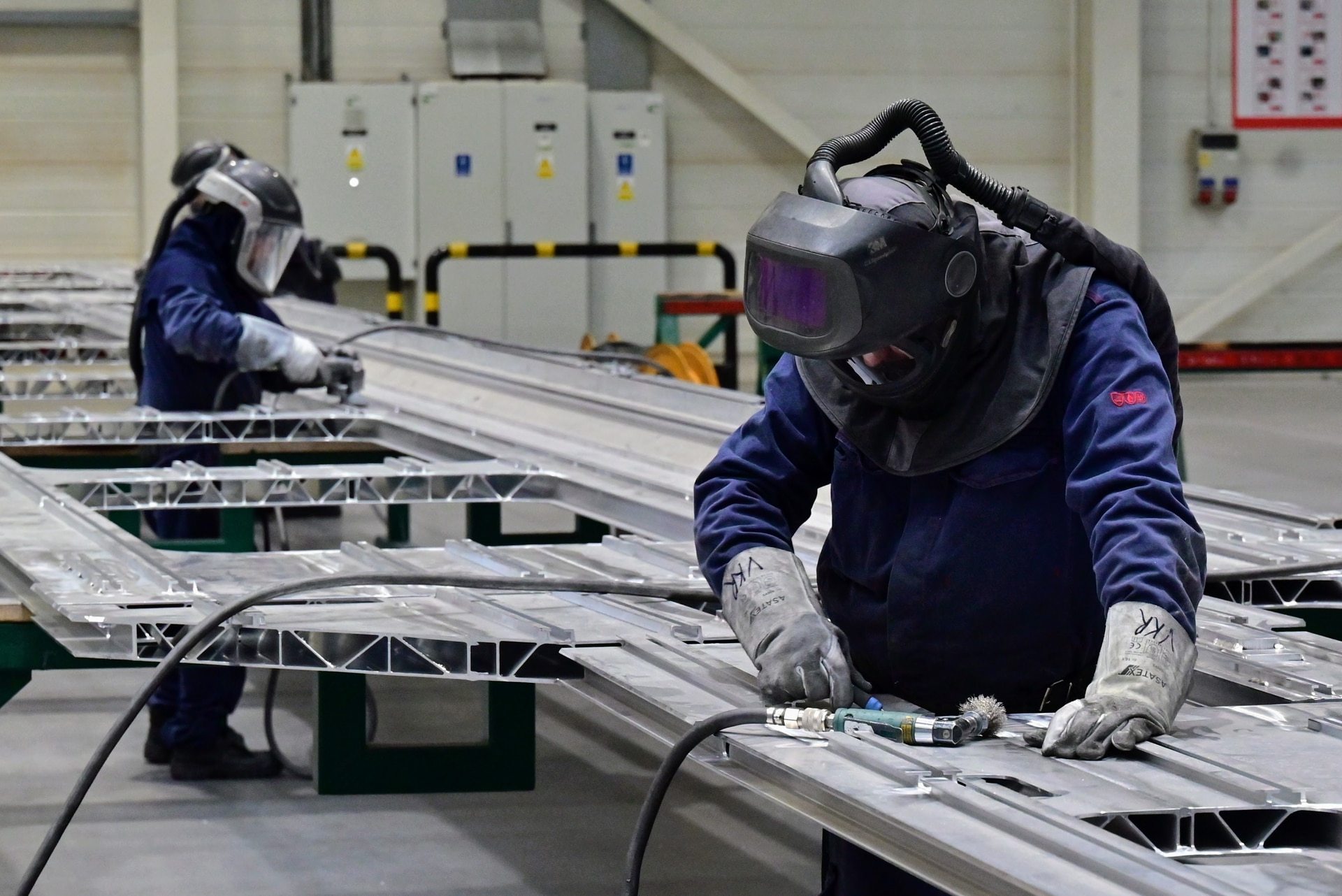 Praca przy aluminiowej konstrukcji pudła wagonu