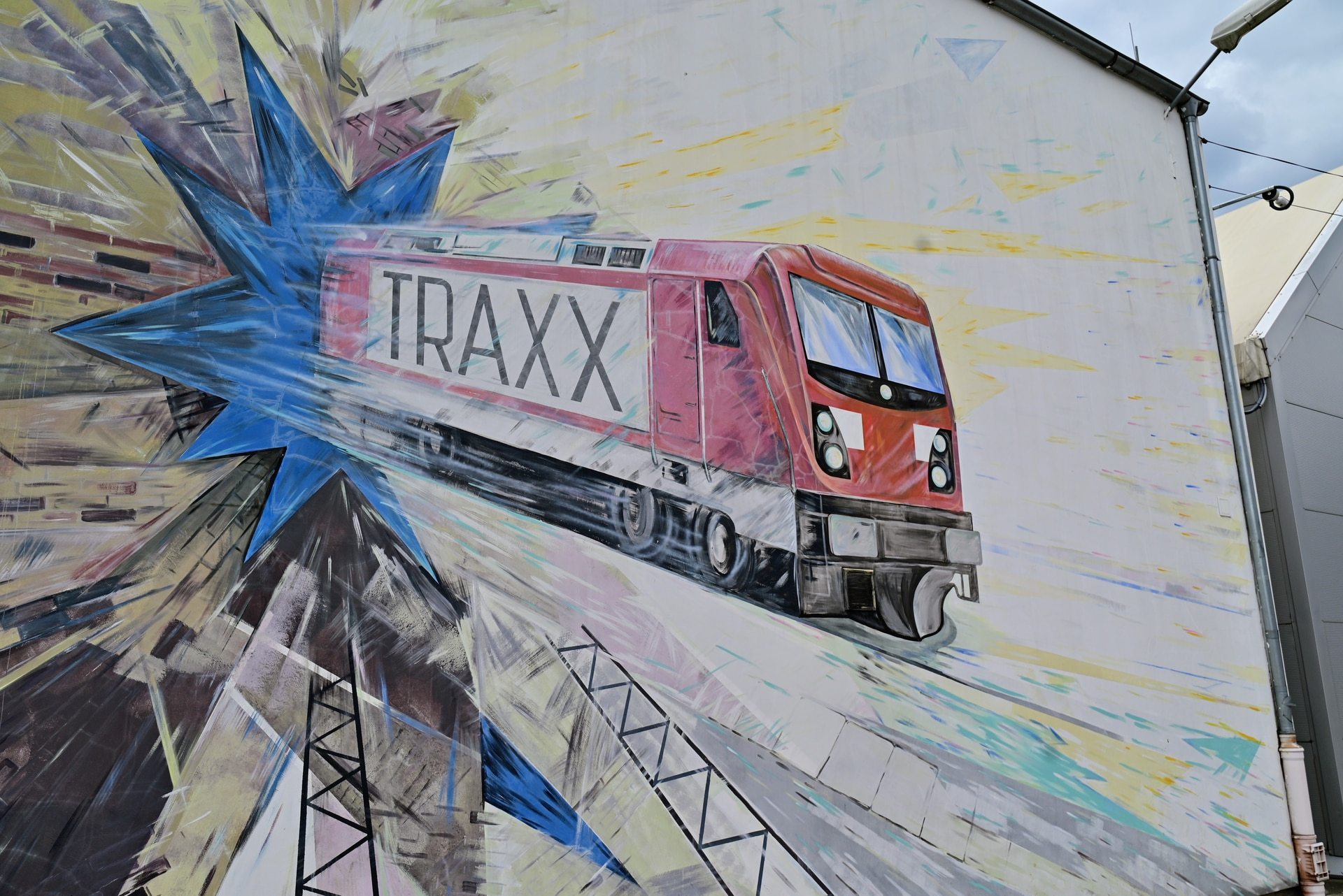 Mural na terenie zakładu przedstawiający lokomotywę Traxx, flagowy produkt Alstomu. Pudła do tych pojazdów powstają we Wrocławiu