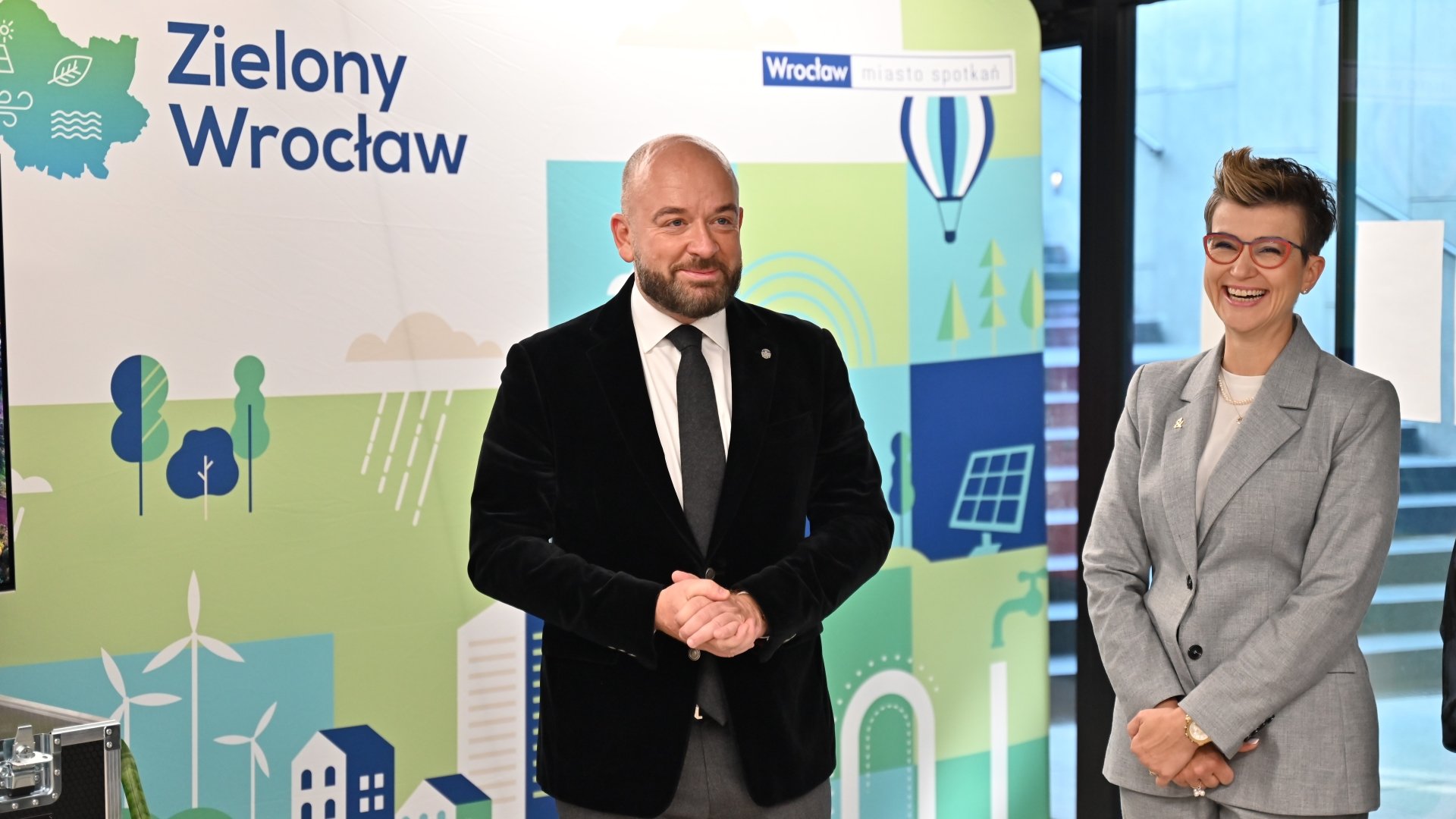 Powiększ obraz: Prezydent Jacek Sutryk i dyrektor Katarzyna Szymczak-Pomianowska opowiadają o zielonym Wrocławiu.