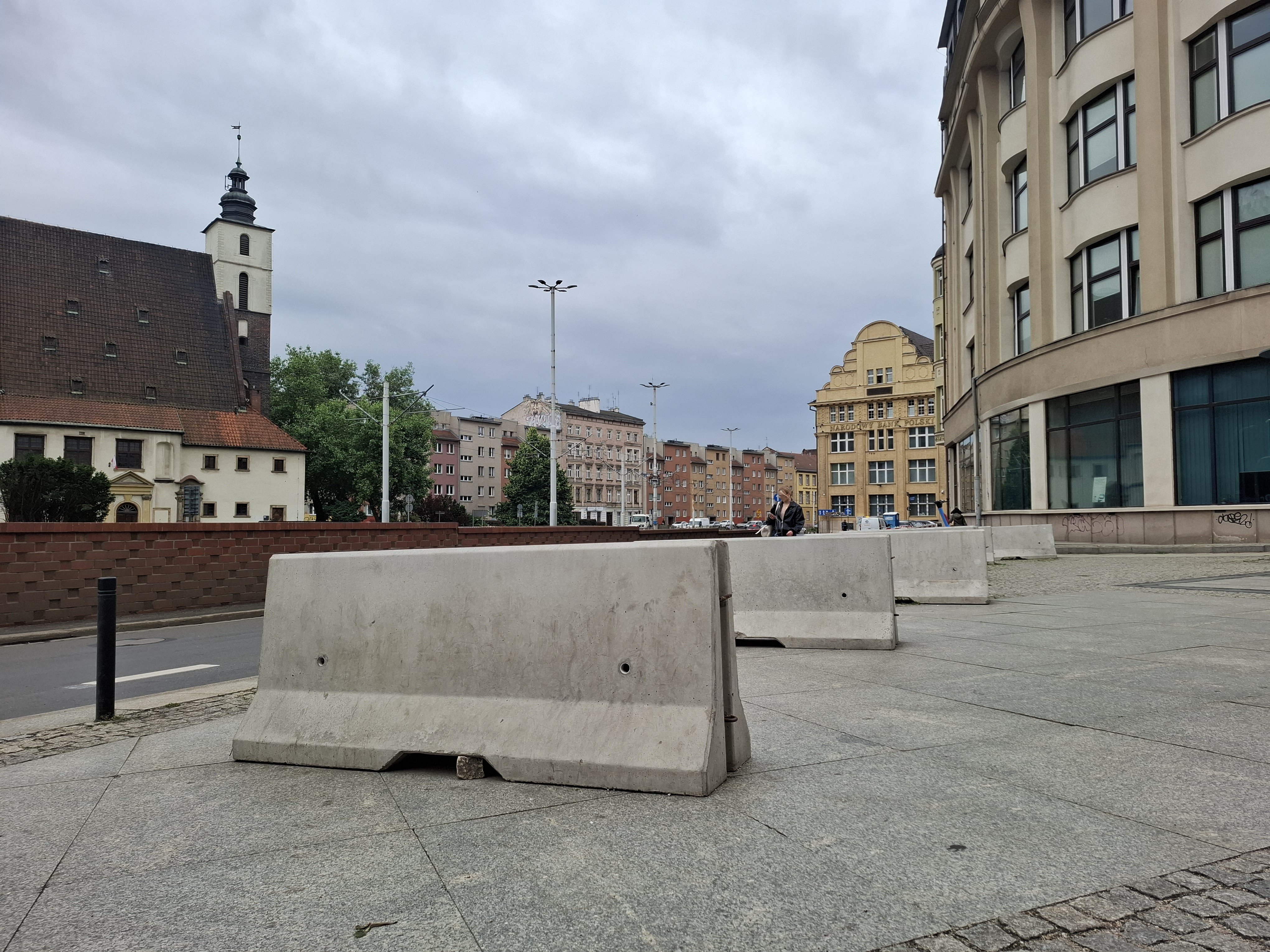 Powiększ obraz: Przegrody betonowe typu Jersey na ul. Oławskiej we Wrocławiu
