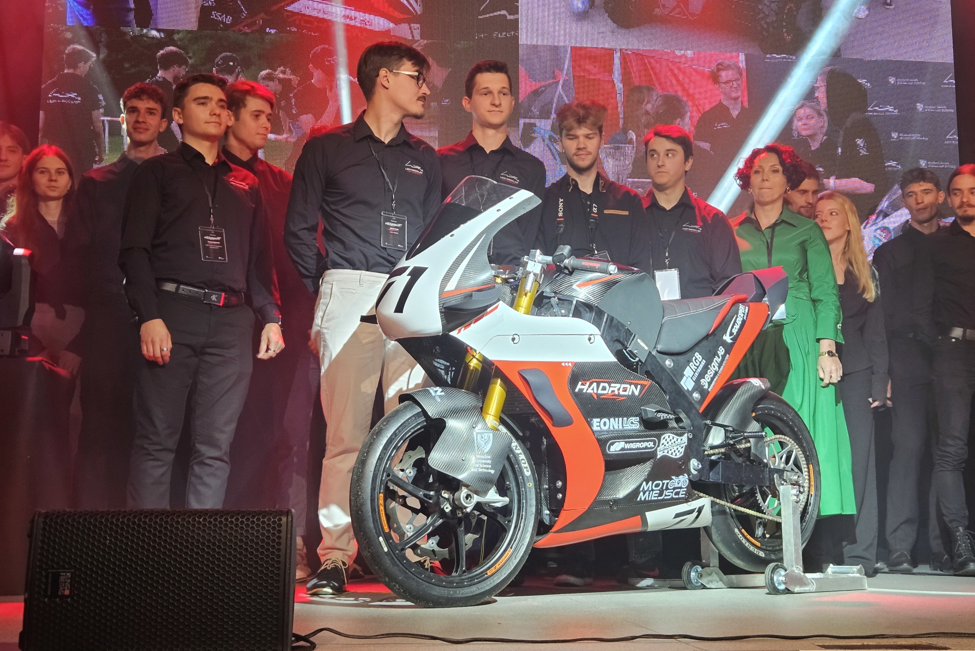 Powiększ obraz: Elektryczny motocykl wyścigowy - LEM Hadron zbudowany przez studentów Politechniki Wrocławskiej.