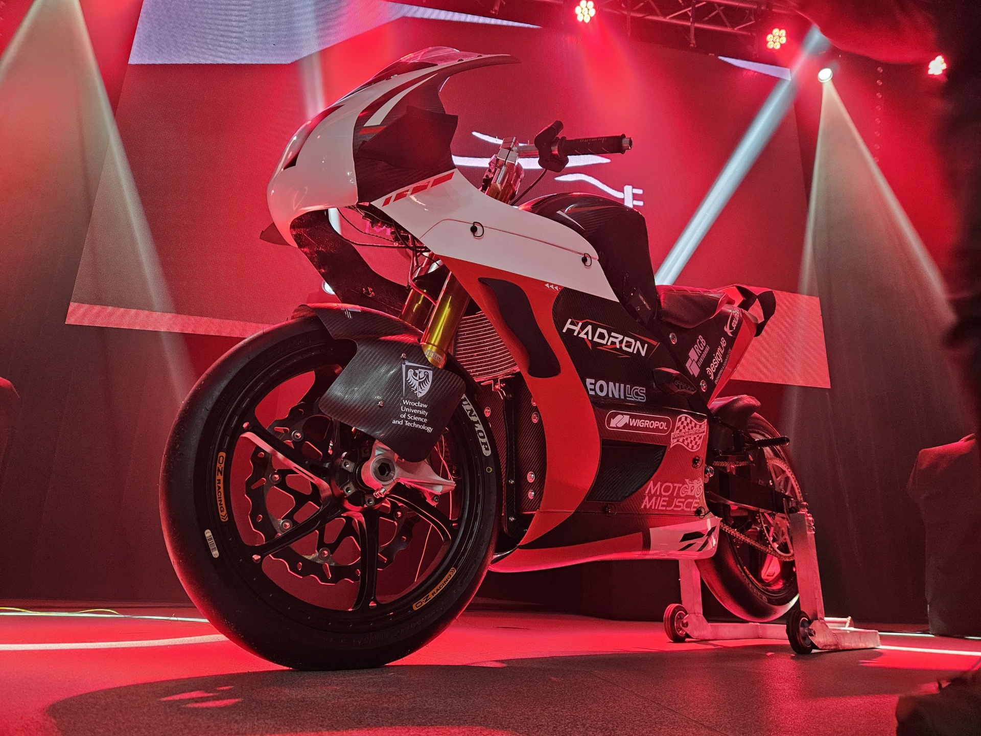 Powiększ obraz: Elektryczny motocykl wyścigowy - LEM Hadron zbudowany przez studentów Politechniki Wrocławskiej.