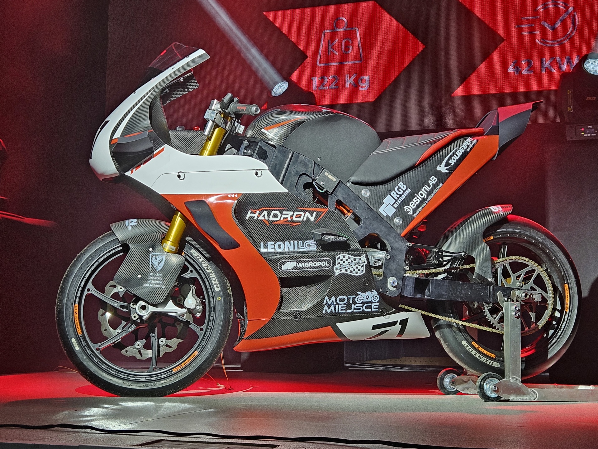 Powiększ obraz: Elektryczny motocykl wyścigowy - LEM Hadron zbudowany przez studentów Politechniki Wrocławskiej.