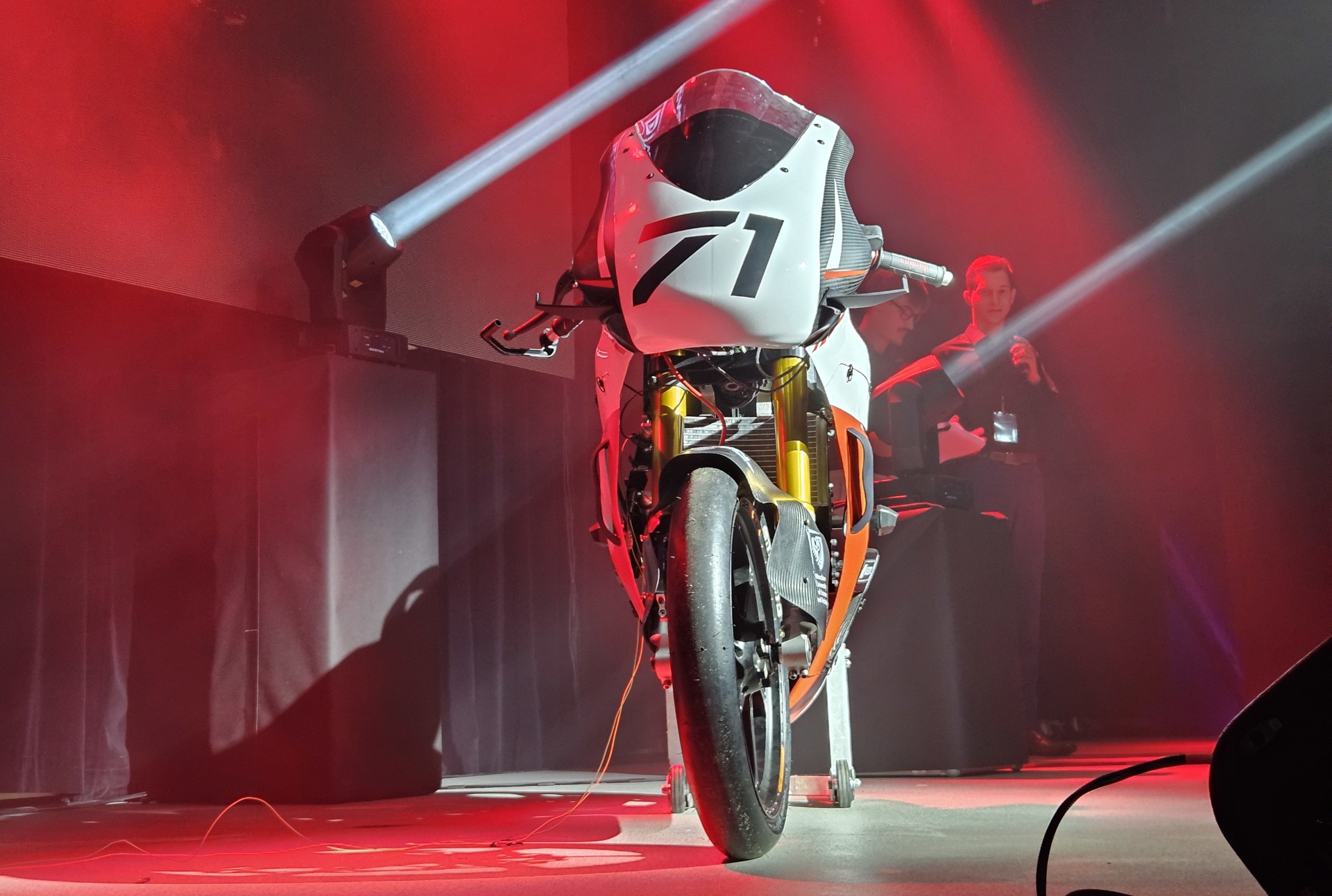 Powiększ obraz: Elektryczny motocykl wyścigowy - LEM Hadron zbudowany przez studentów Politechniki Wrocławskiej.