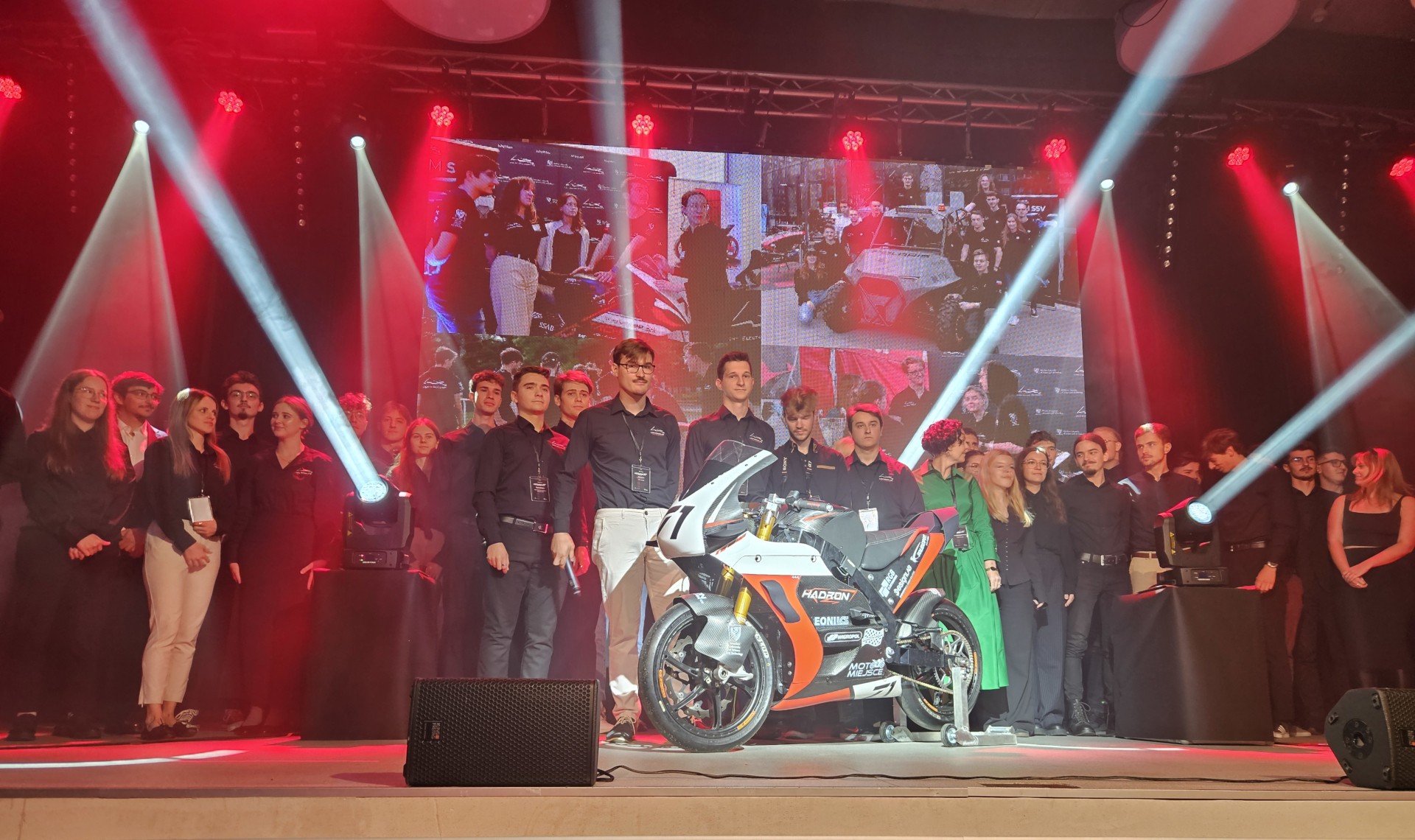 Powiększ obraz: Elektryczny motocykl wyścigowy - LEM Hadron zbudowany przez studentów Politechniki Wrocławskiej.