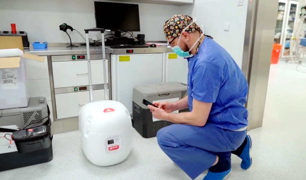 Powiększ obraz: Lekarz transplantolog i pojemnik systemu SherpaPak CTS