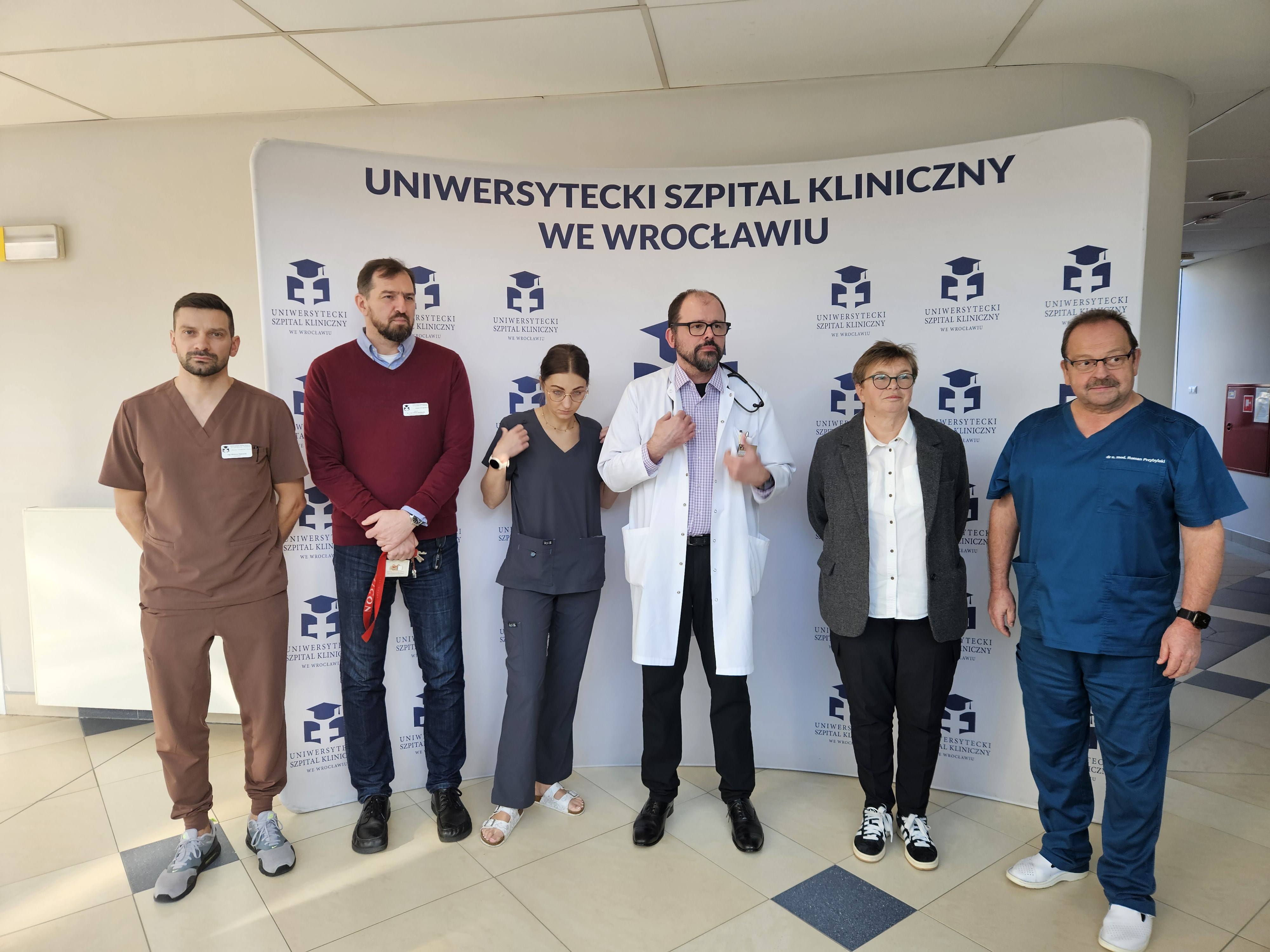Powiększ obraz: Zespół zajmujący się transplantacjami we wrocławskim USK.
