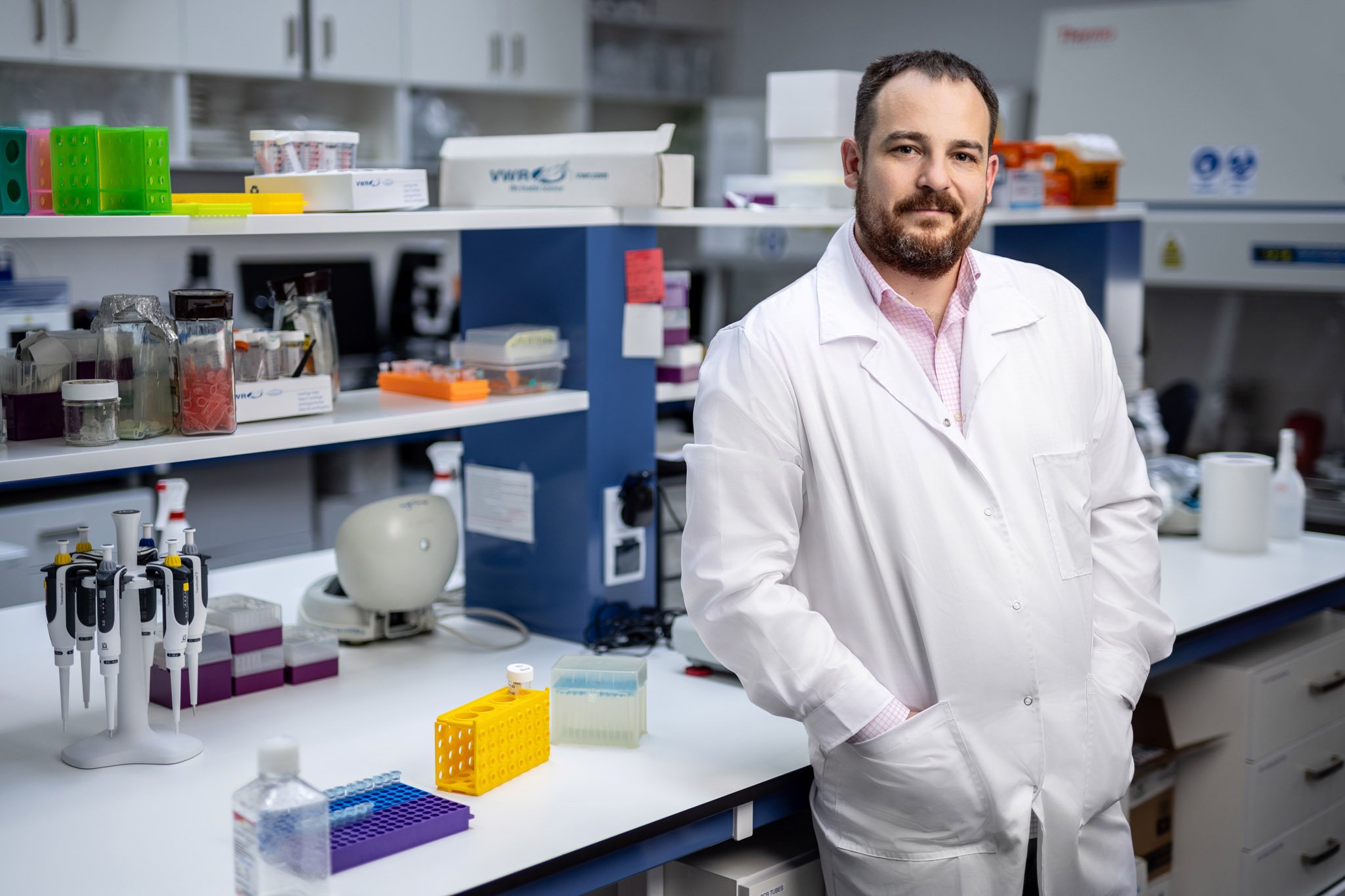 Powiększ obraz: Prof. Marcin Poręba w laboratorium