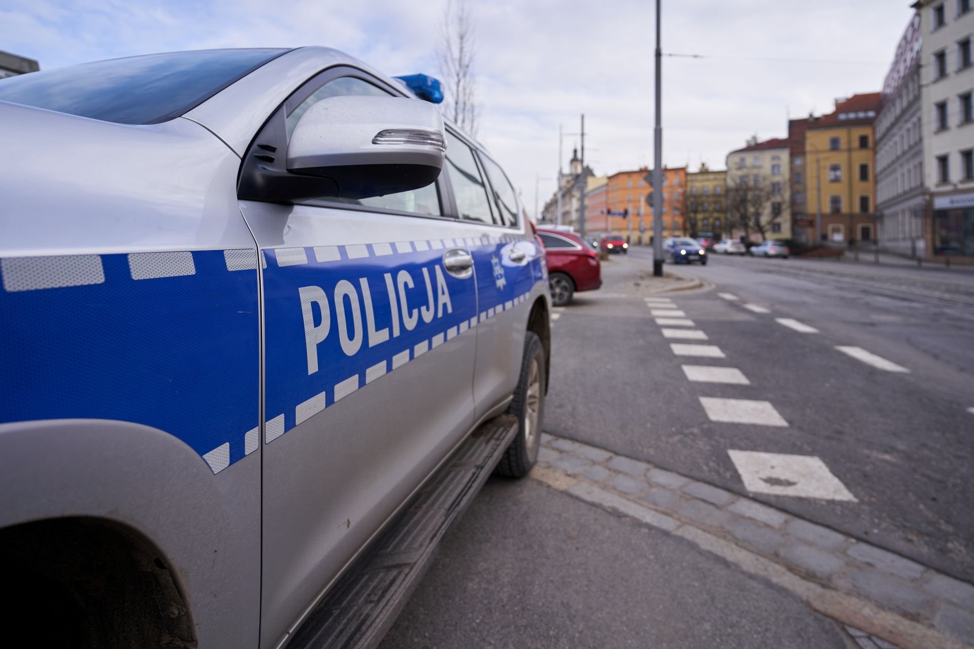 Policyjny radiowóz na Nowym Świecie. Zdjęcie archiwalne, ilustracyjne