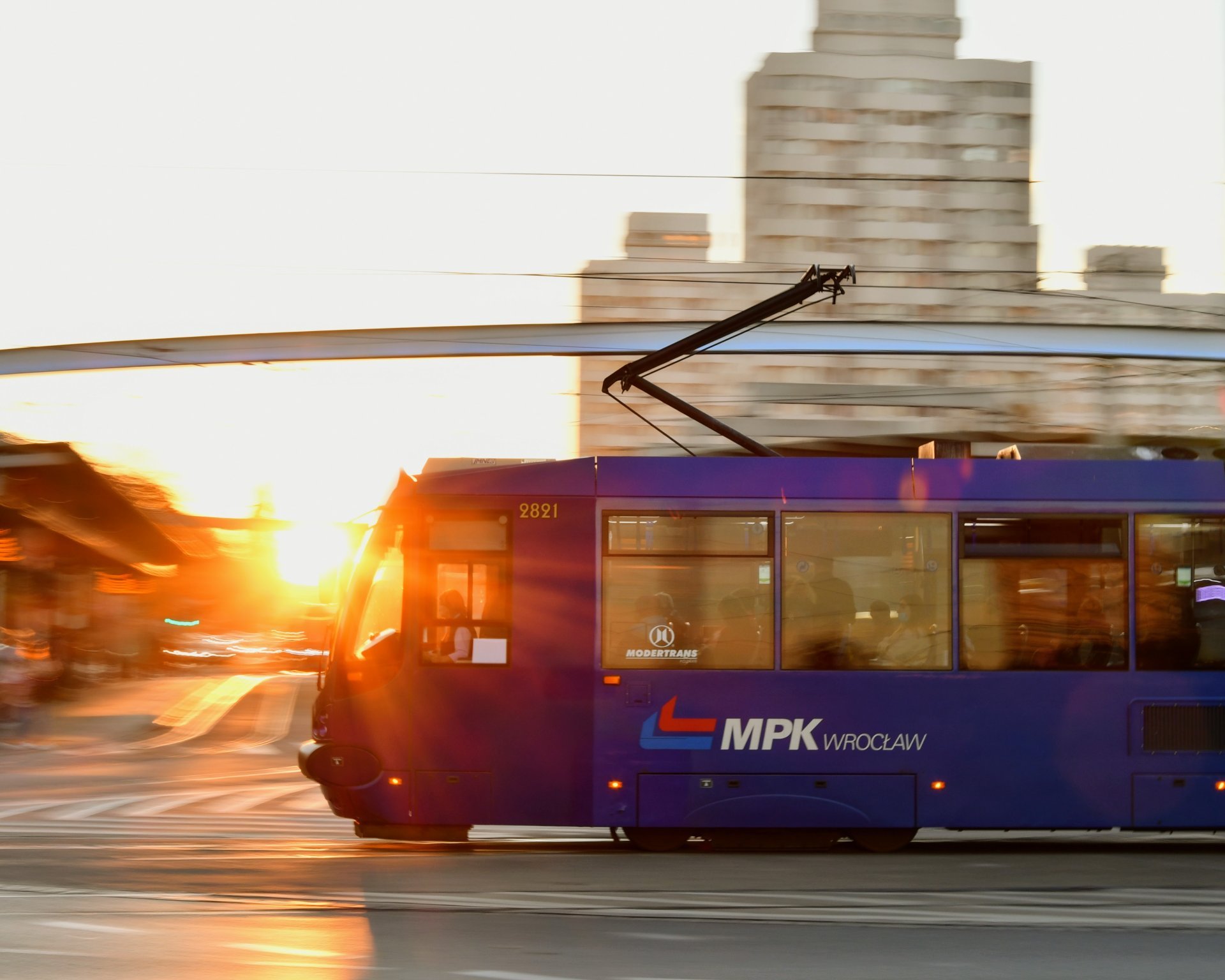 Tramwaj jadący z Piastowskiej do Curie-Skłodowskiej przecinający Plac Grunwaldzki