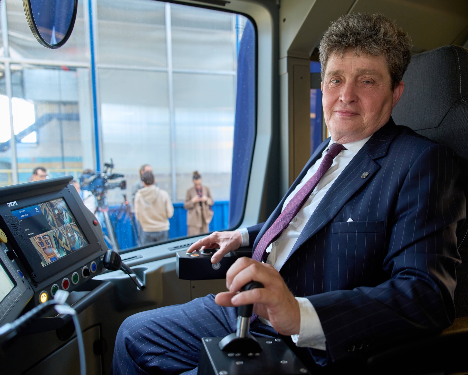 Ryszard Kessler, wiceprezydent Wrocławia, w kabinie motorniczego nowej Pesy 146N