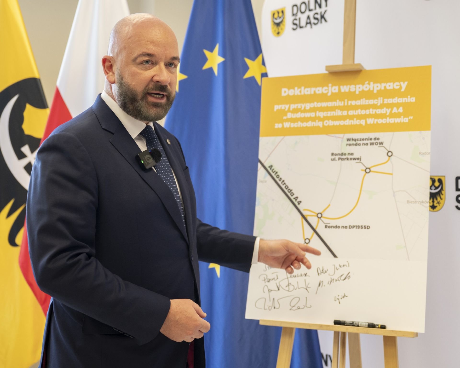 Prezydent Wrocławia Jacek Sutryk przed planszą z mapą przebiegu łącznika