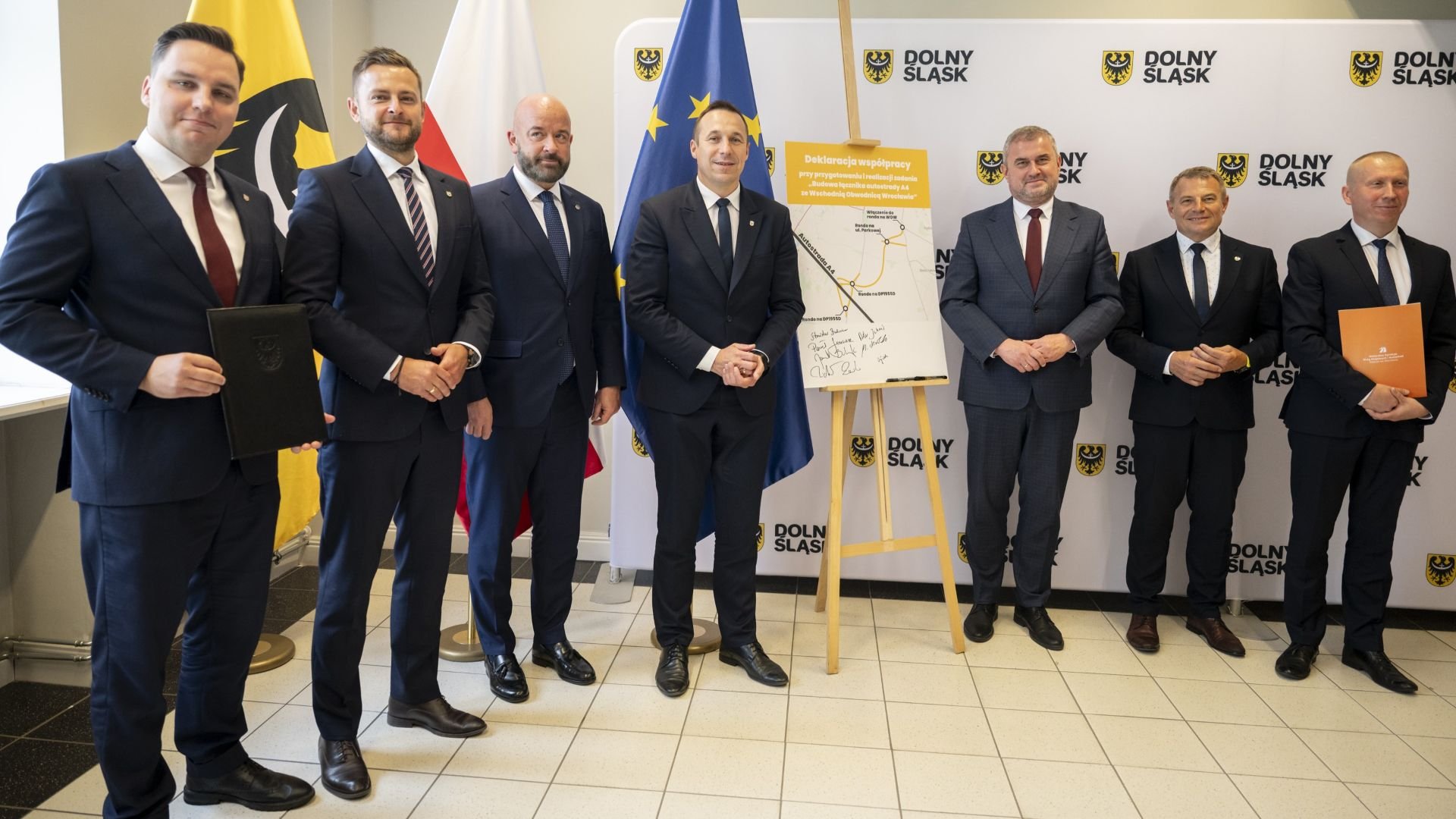 Uczestnicy spotkania i sygnatariusze symbolicznego porozumienia na rzecz budowy łącznika A4 - WOW: dyrektor DSDiK Mateusz Masłowski, wicemarszałek Michał Rado, prezydent Wrocławia Jacek Sutryk, marszałek Paweł Gancarz, wiceminister infrastruktury Stanisław Bukowiec, wicewojewoda Artur Jurkowski i dyrektor wrocławskiego oddziału GDDKiA Waldemar Wojciechowski