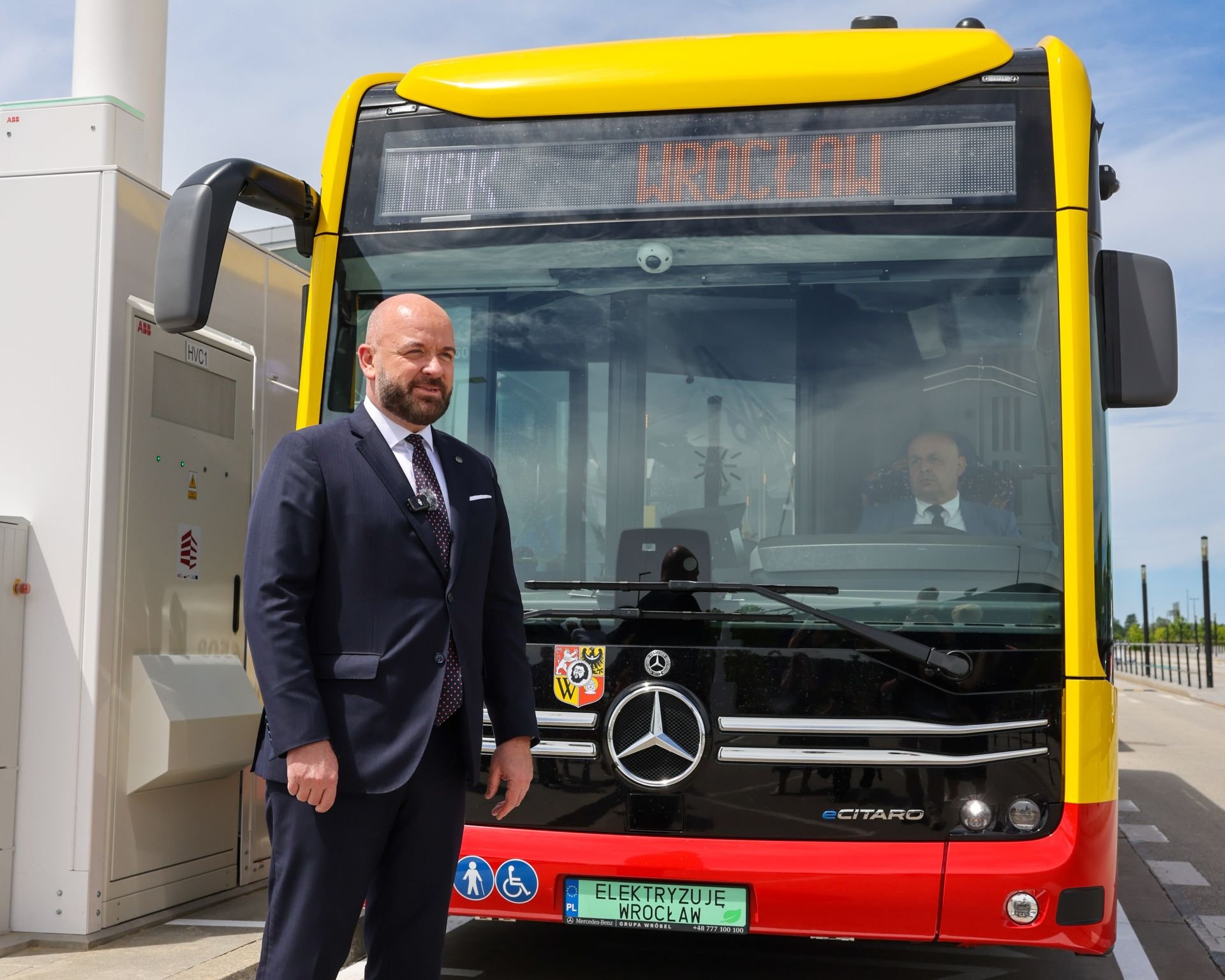 Jacek Sutryk, prezydent Wrocławia, przed Mercedesem eCitaro na wrocławskim lotnisku