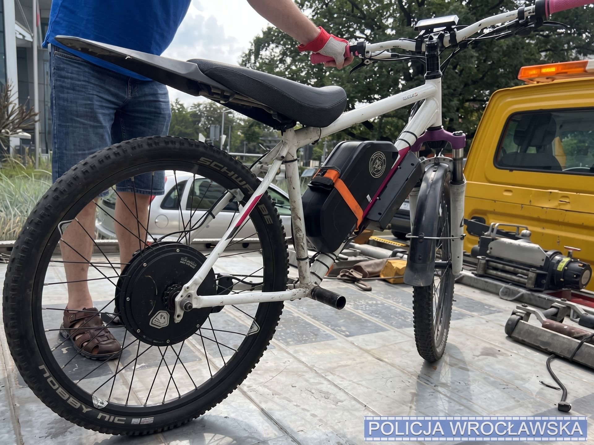 Pseudorower już na lawecie po interwencji policjantów
