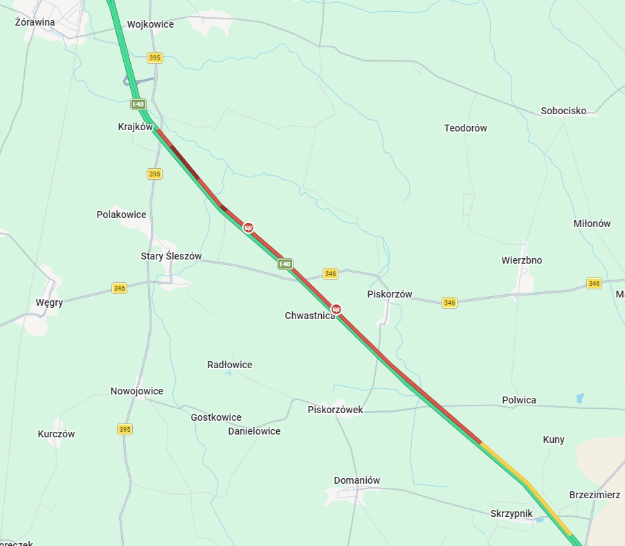 Na mapie (stan z godziny 13:15) widać korek, który utworzył się w wyniku zderzenia aut
